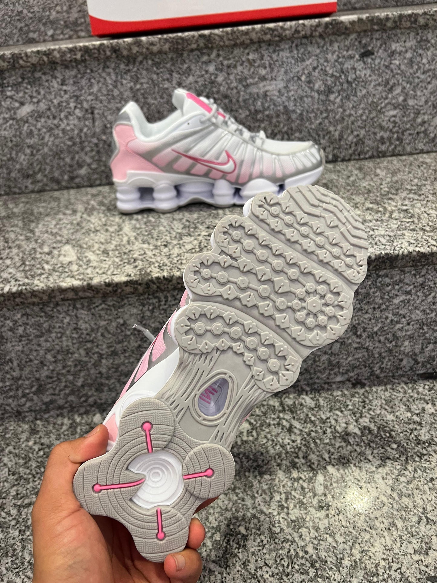 Shox blancas y rosas logo blanco contorno rosa detalles grises