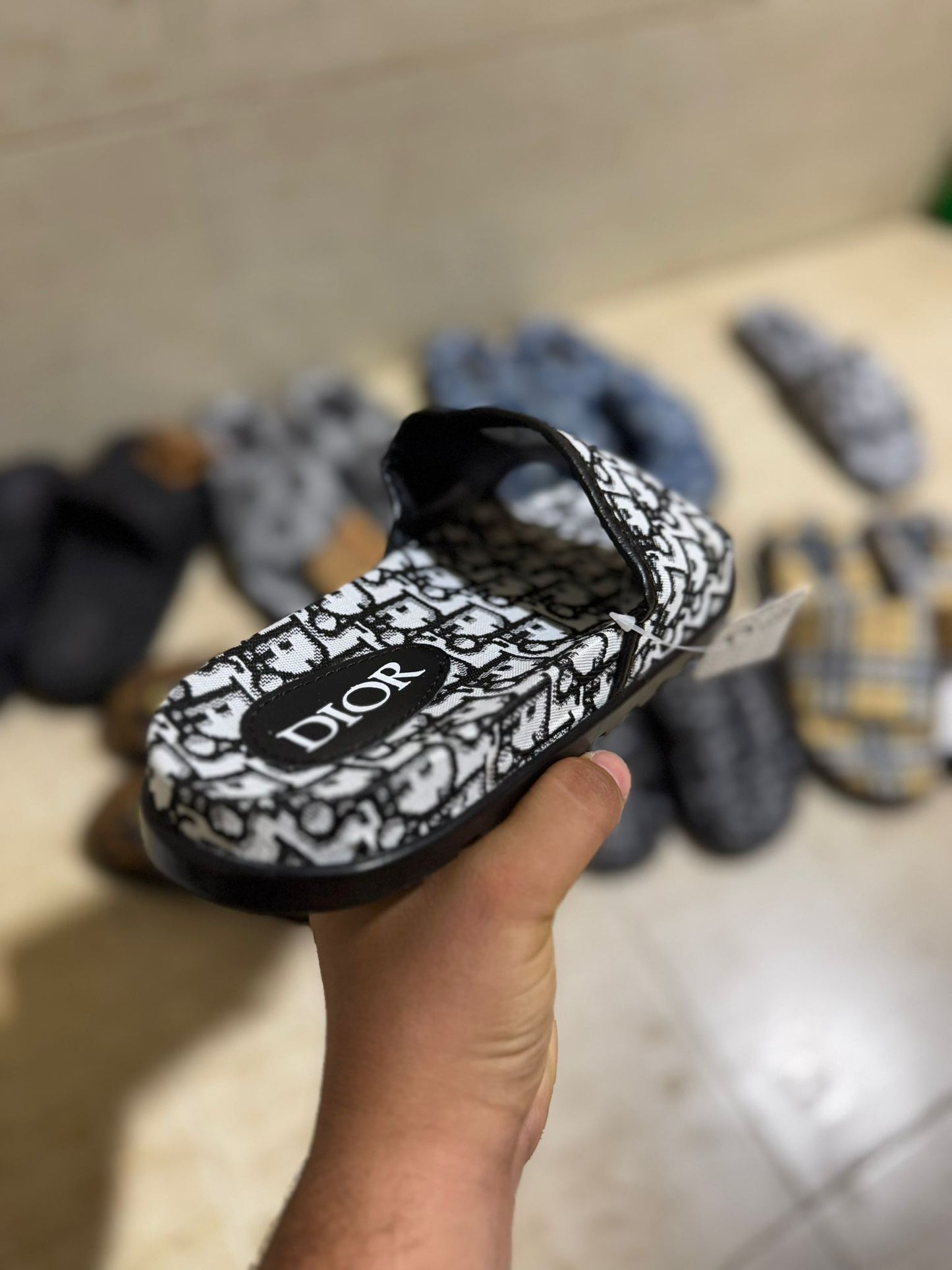 Chanclas Dior logos negros