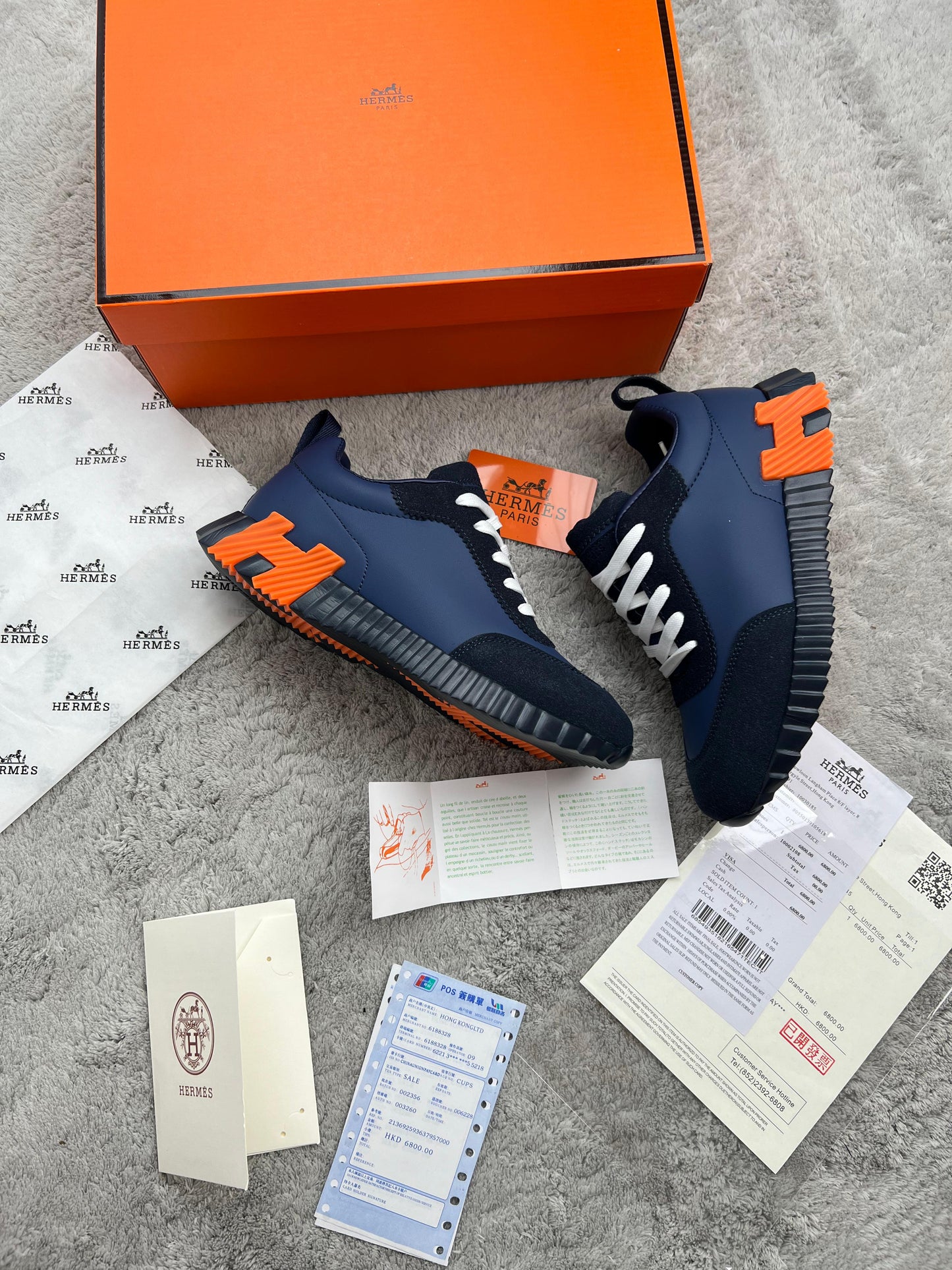 Hermes azul marino logo lateral naranja