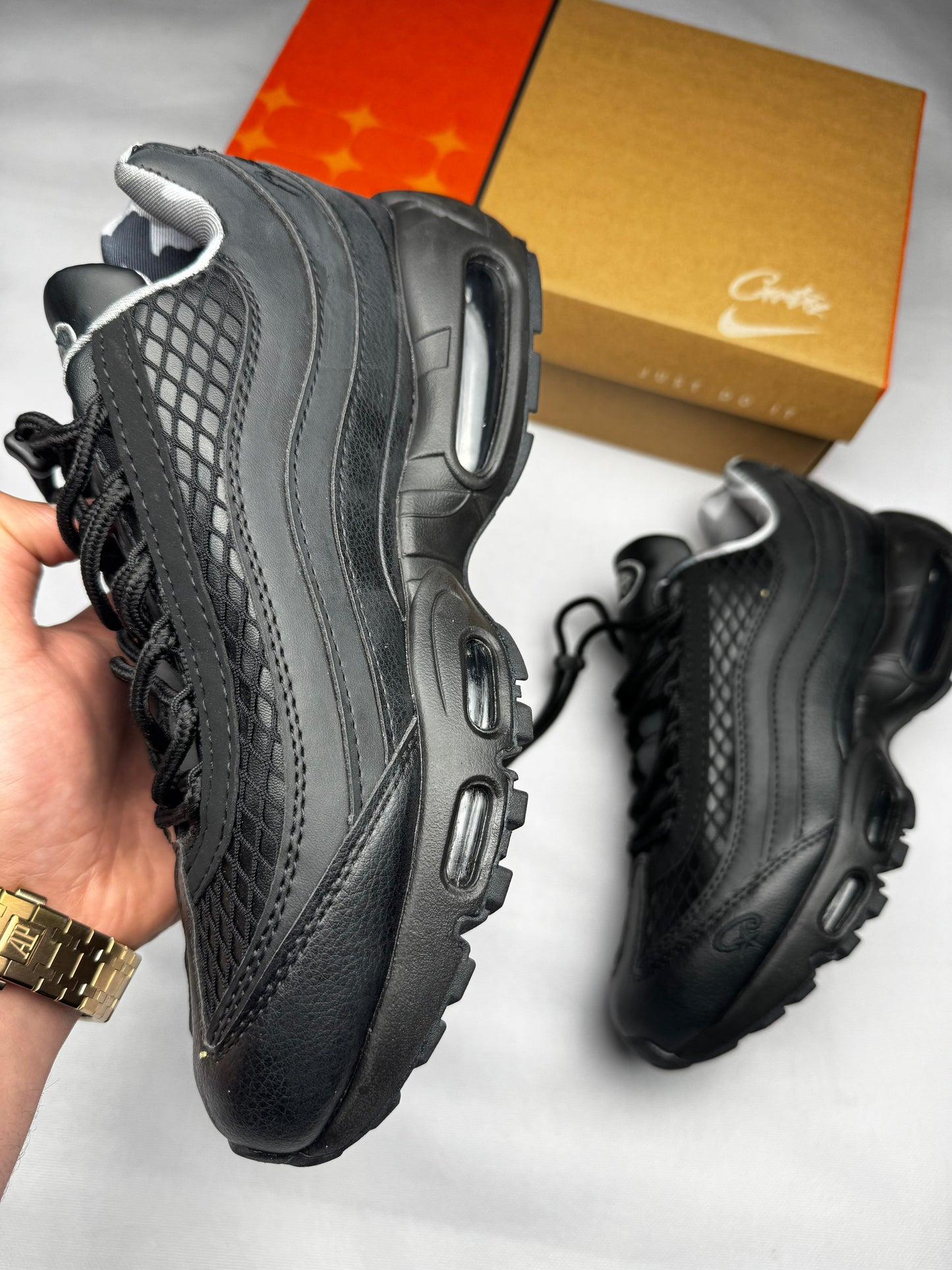 Air max 95 negras x Corteiz logo negro