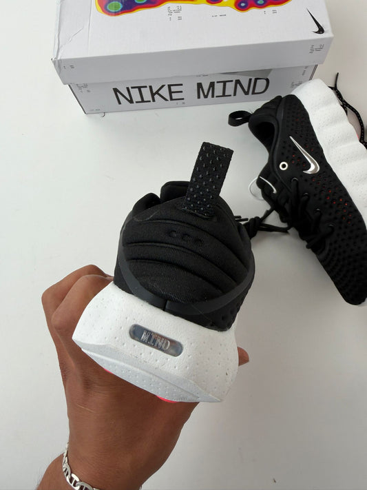 Zapatillas Nike mind negras y blancas logo plateado
