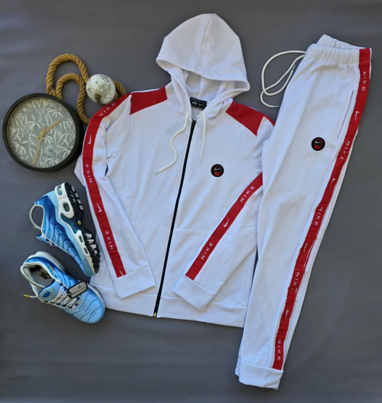 Chandal nike blanco detalles rojos logo negro