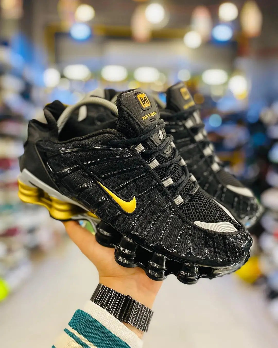 Shox negra logo oro