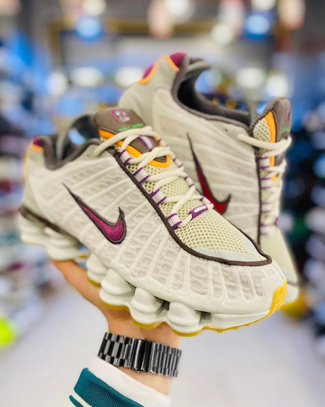 Shox blancas logo burdeos