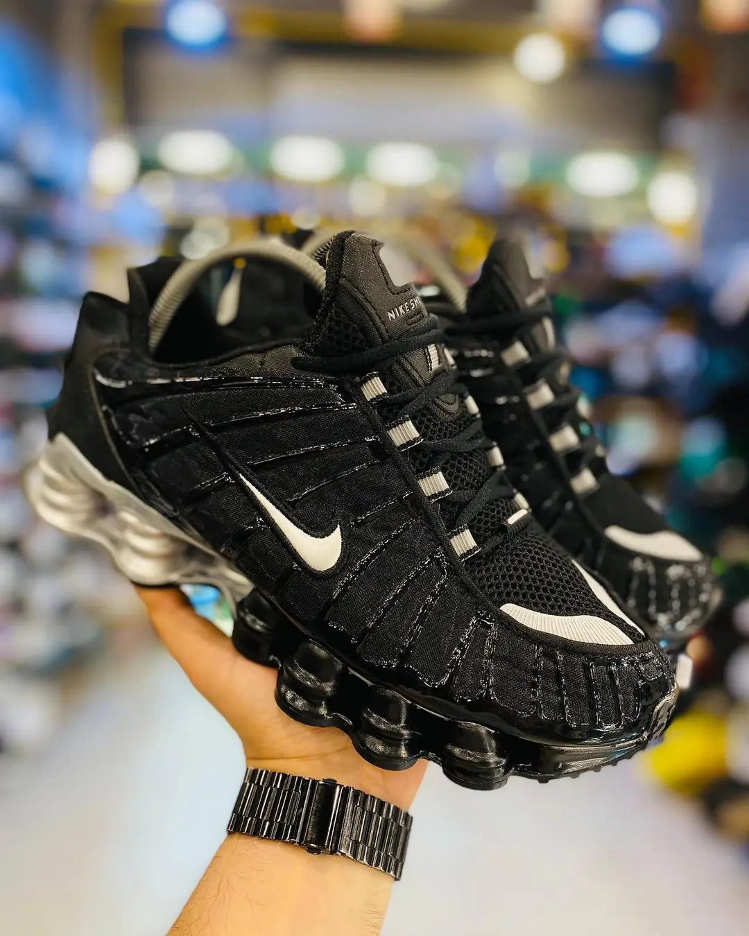Shox negra logo plateado