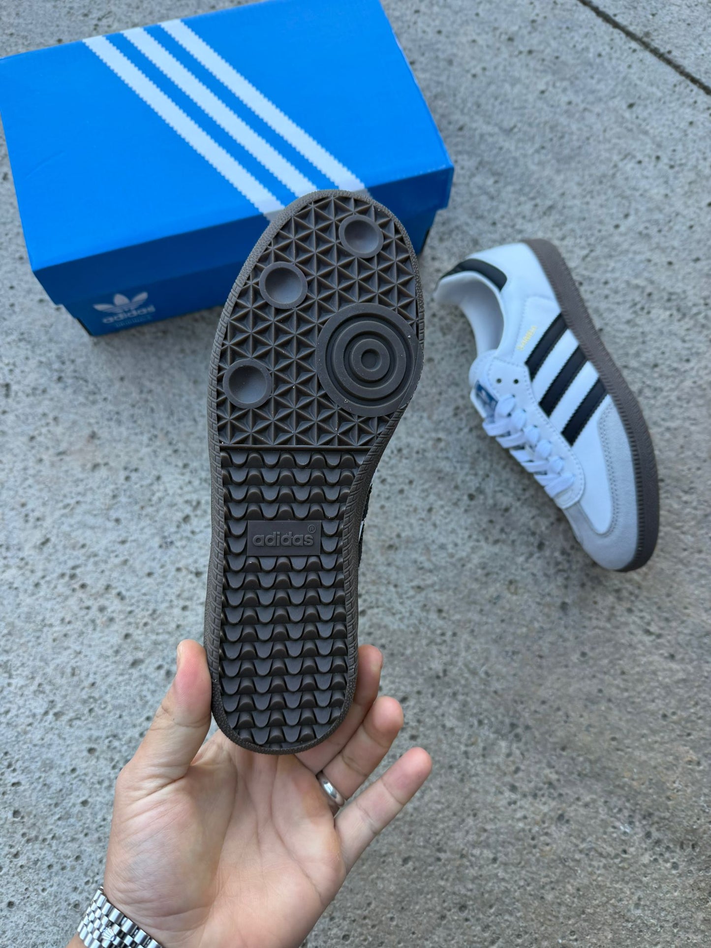 Adidas samba logo dorado lineas negras
