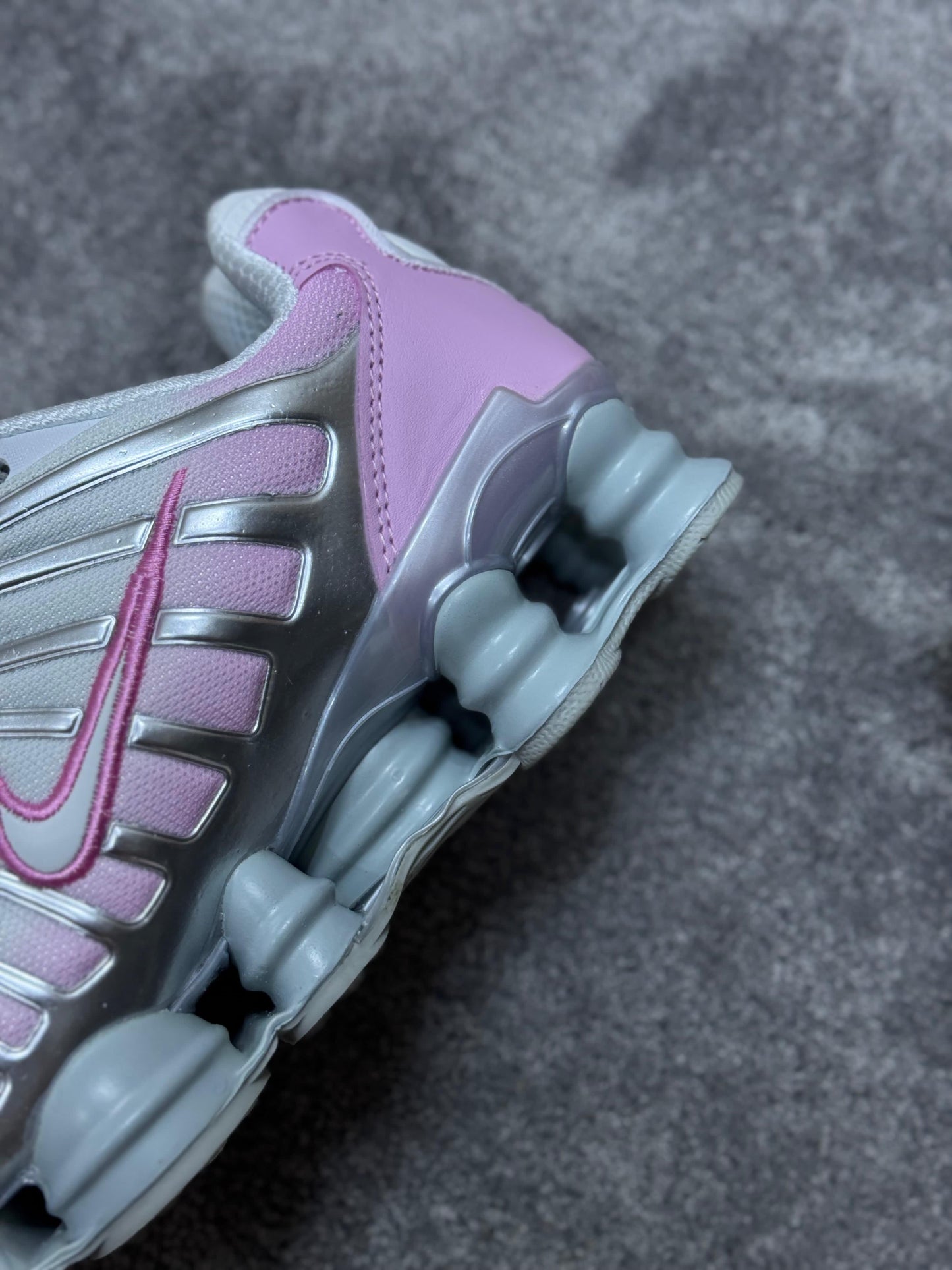 Shox rosas y grises logo blanco y rosa