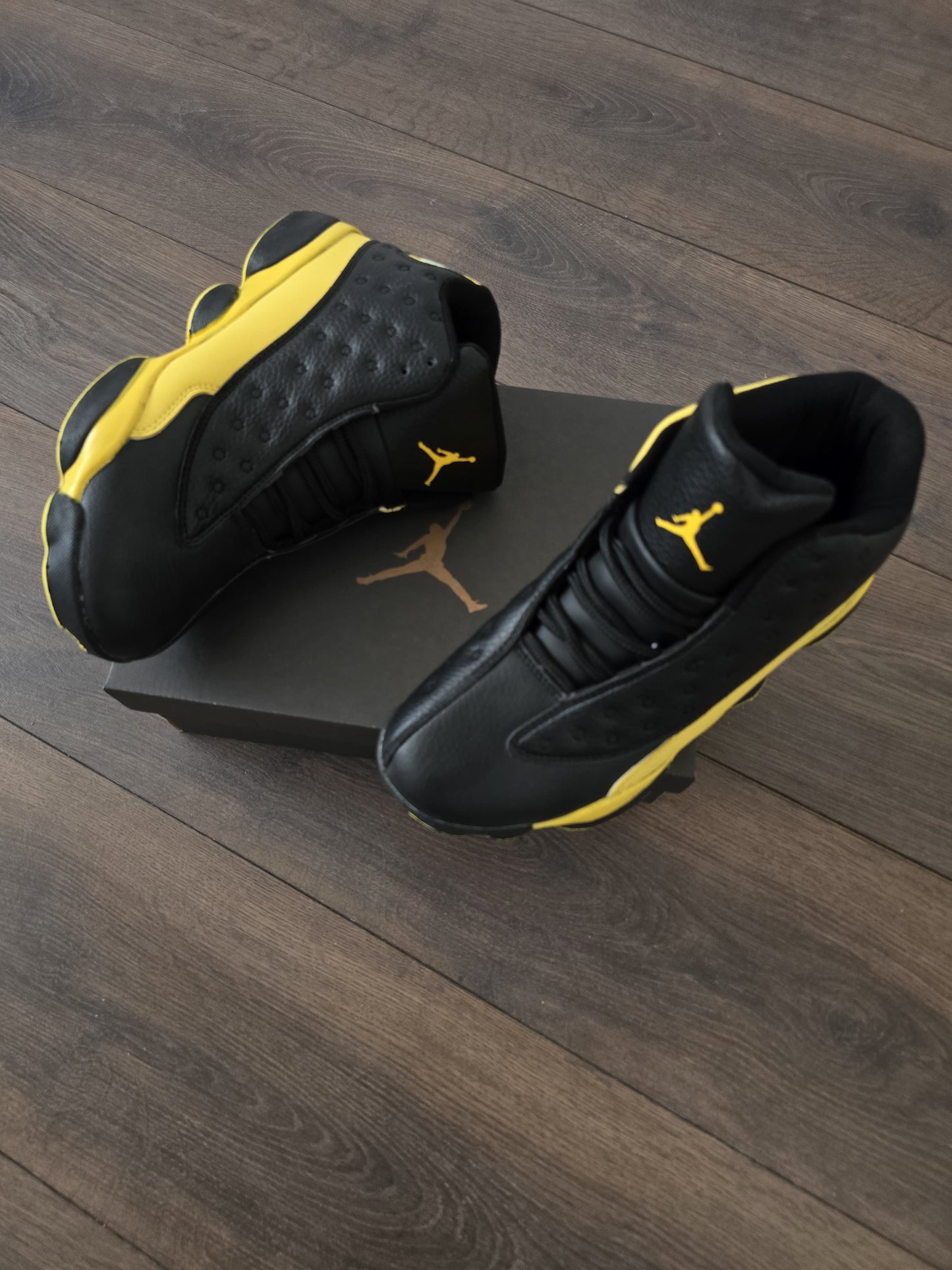 JORDAN 13 NEGRA AMARILLA