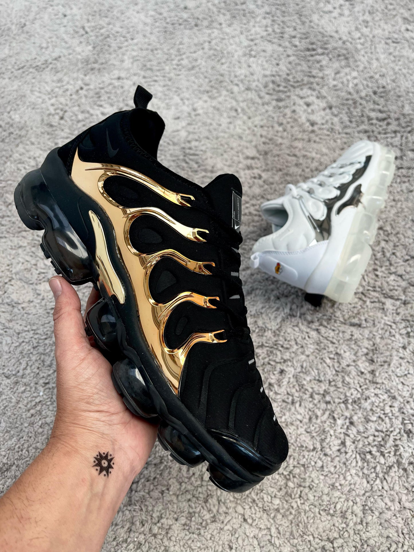 Vapormax negra oro