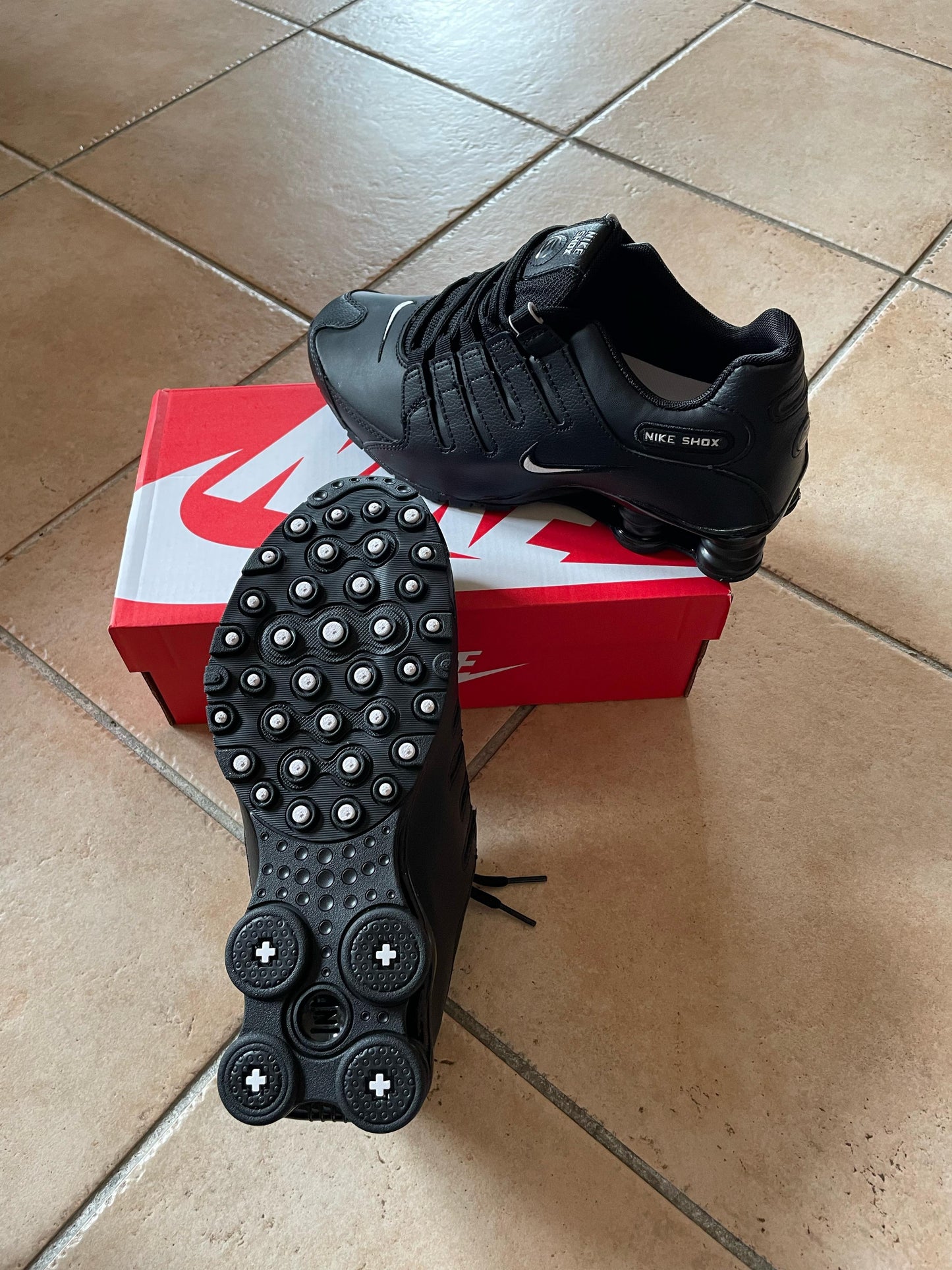 Shox R4 negras logo blanco