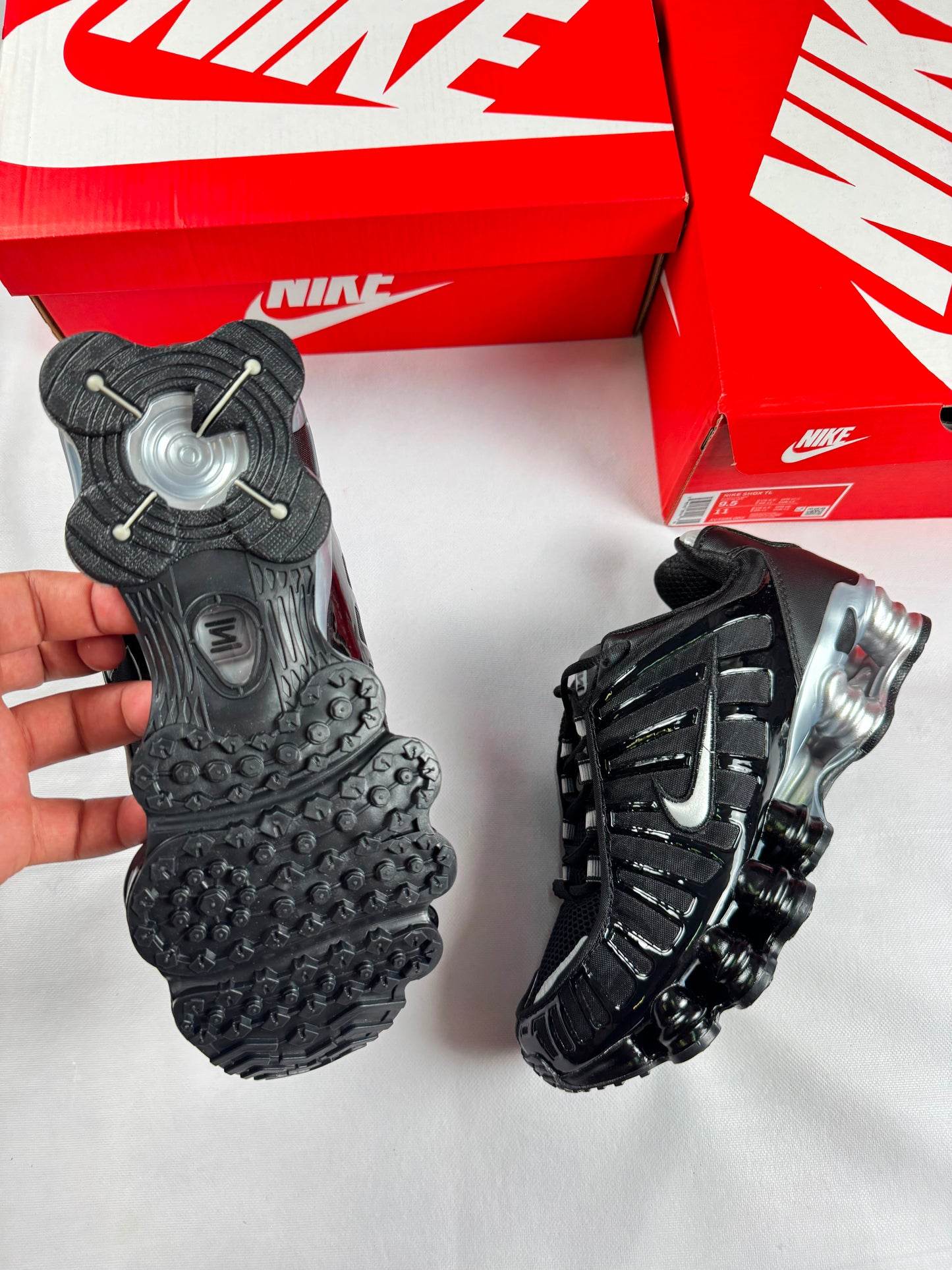 Shox negras logo plateado