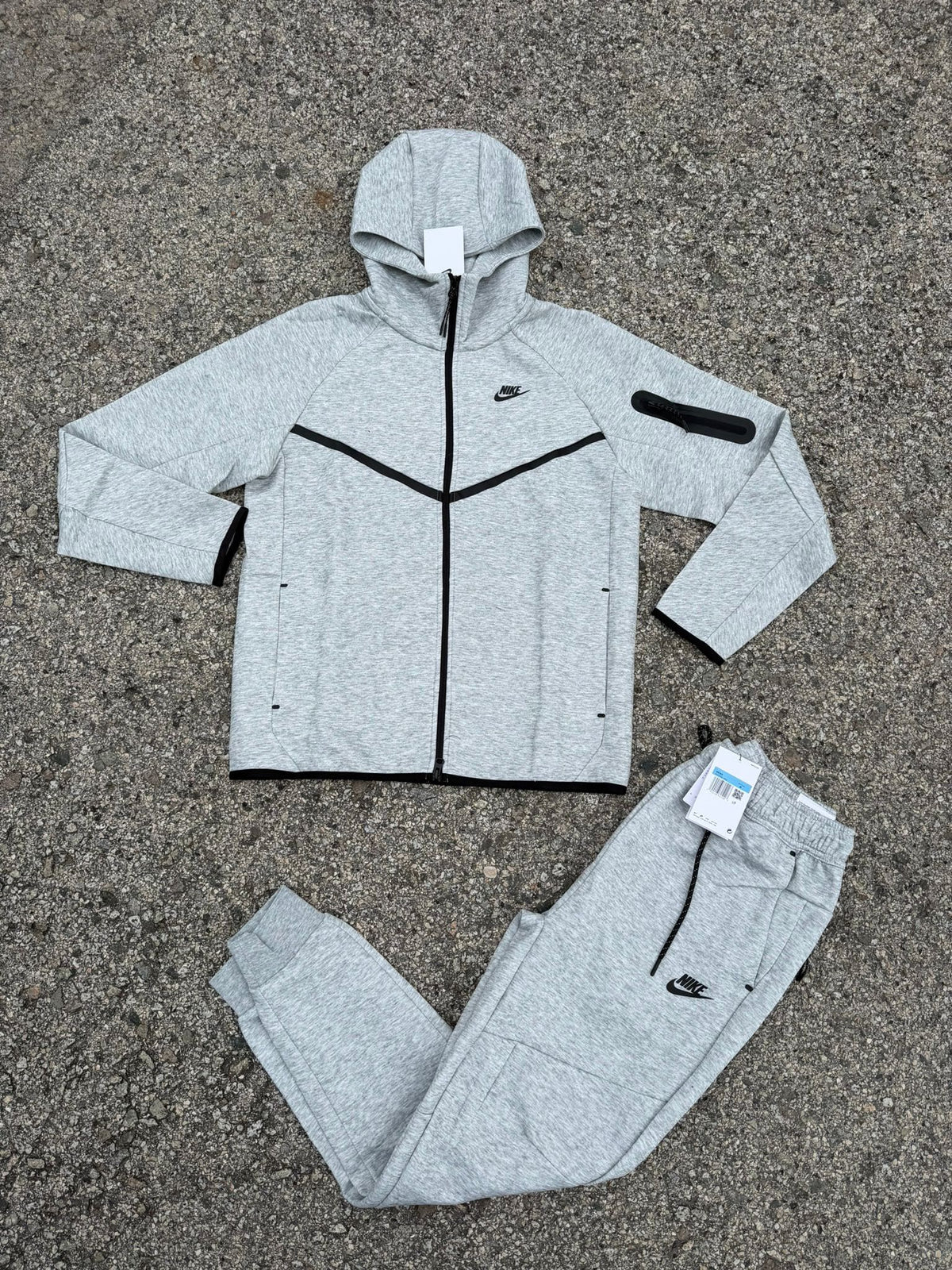 Chandal Nike tech gris logo negro