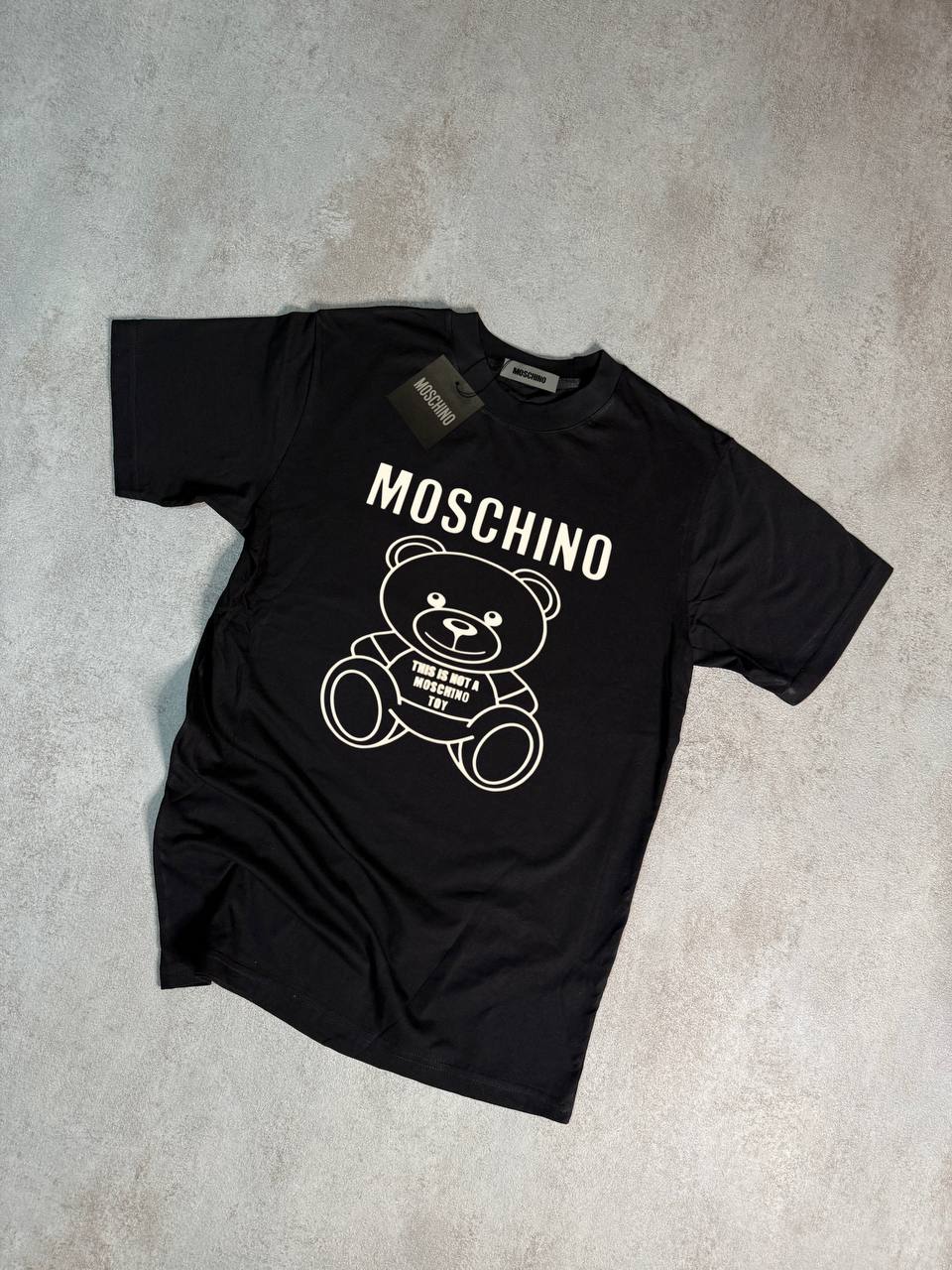 Camiseta Moschino negro logo blanco contorno blanco oso