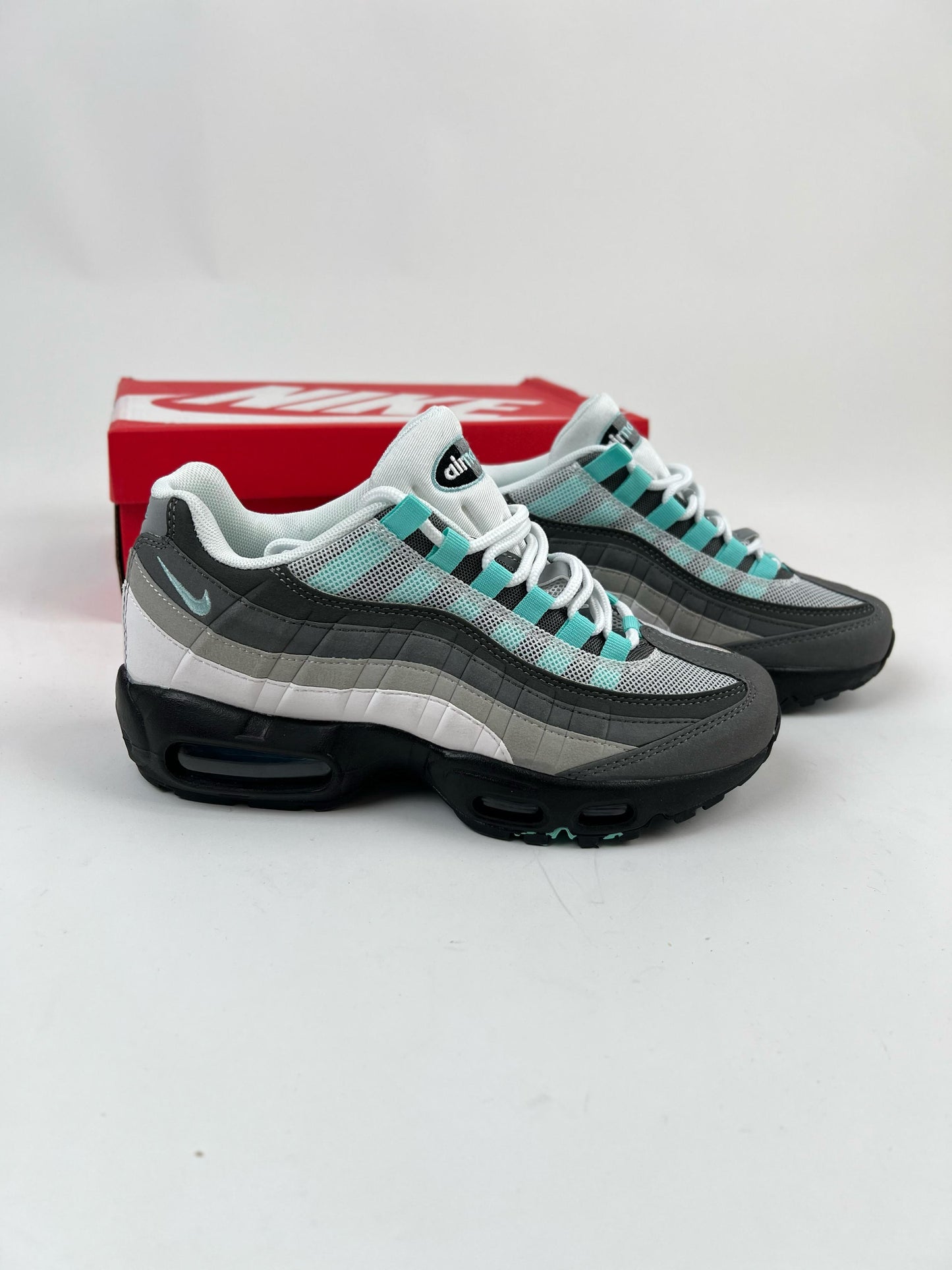 Air max 95 gris blanco logo celeste