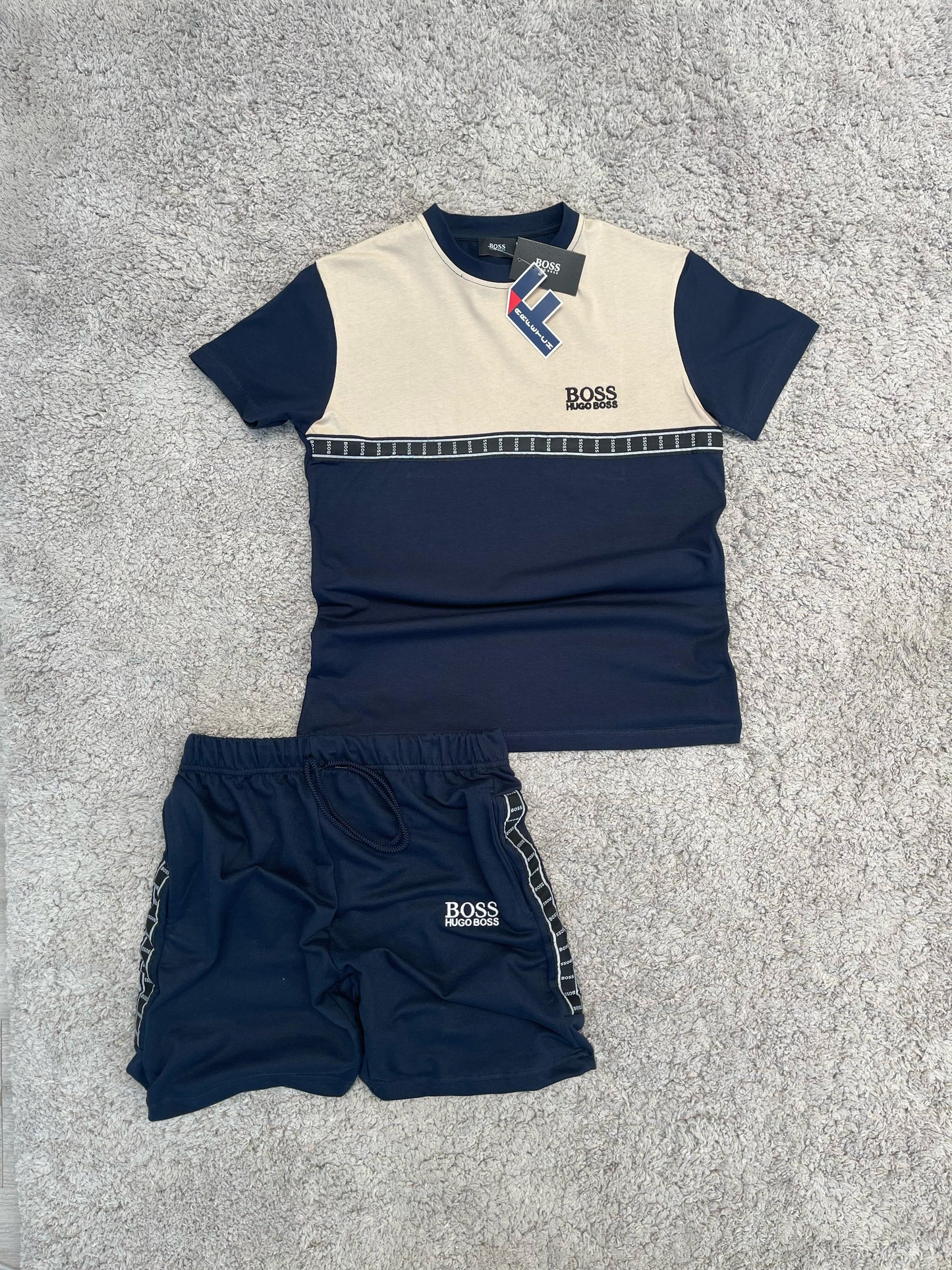 CONJUNTO HUGO BOSS blanco y azul marino detalles negros logo negro