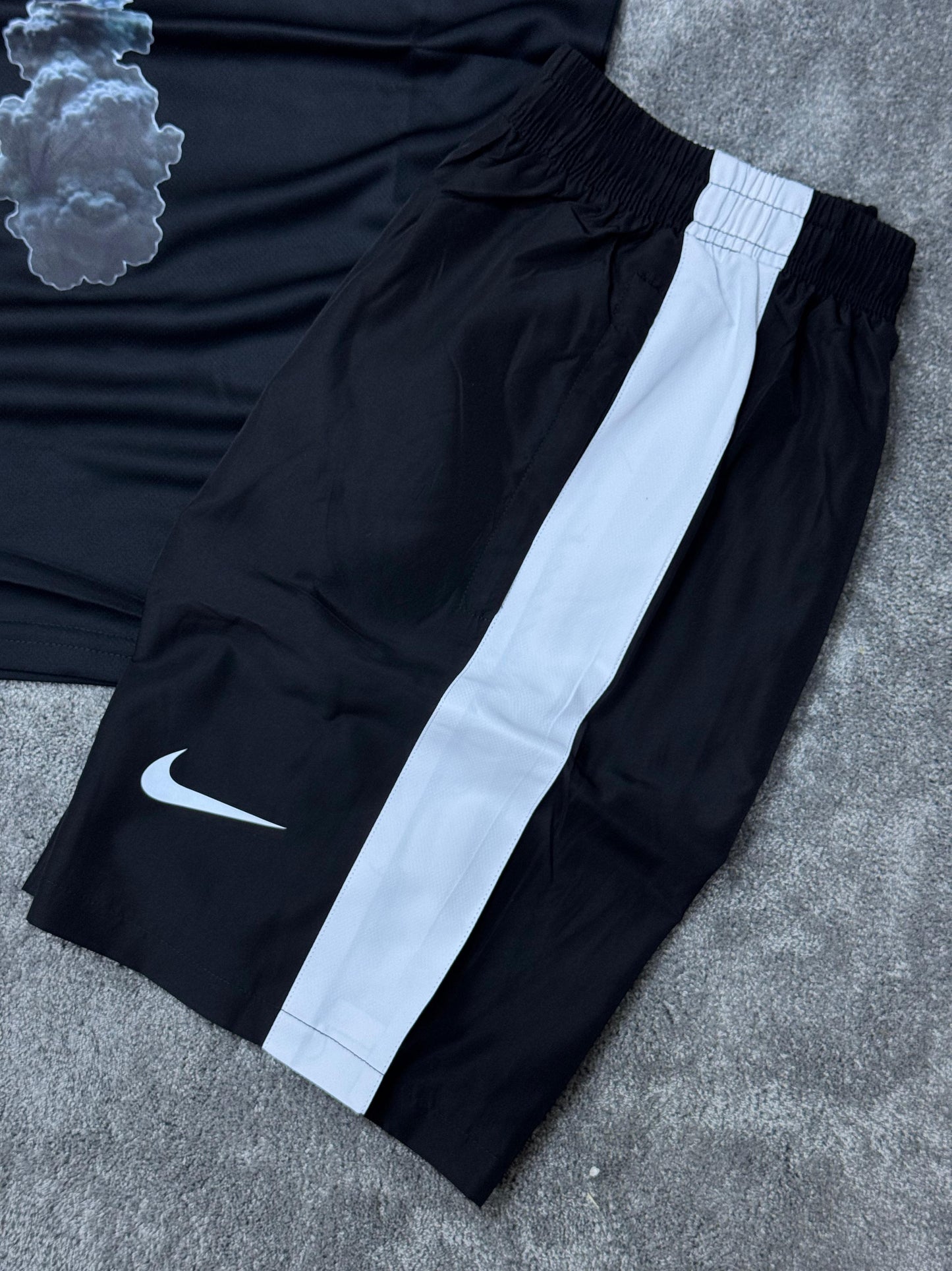 Conjunto corto nike negro logo blanco detalles humos