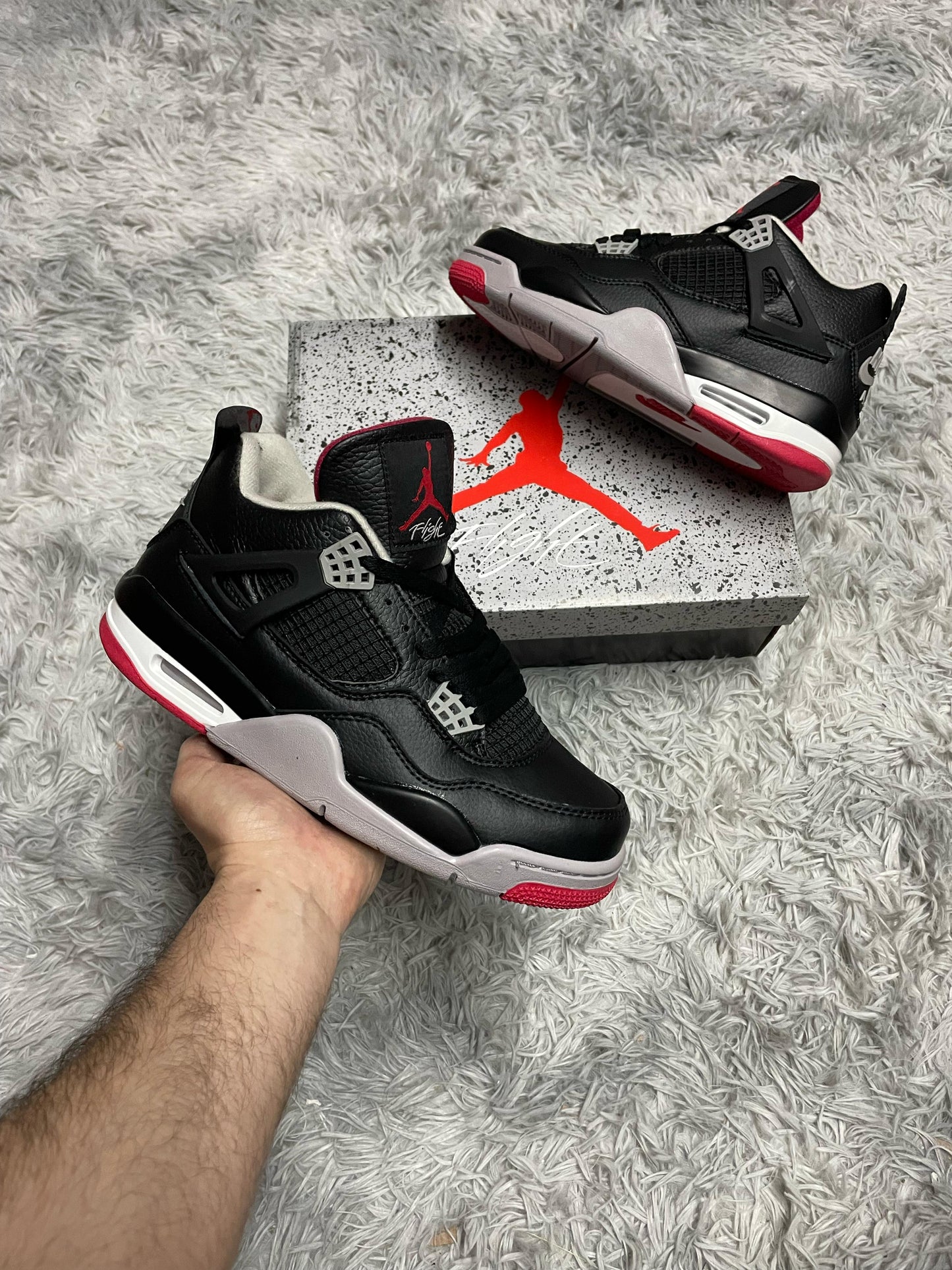 JORDAN 4 NEGRAS DETALLES GRISES LOGO ROJO