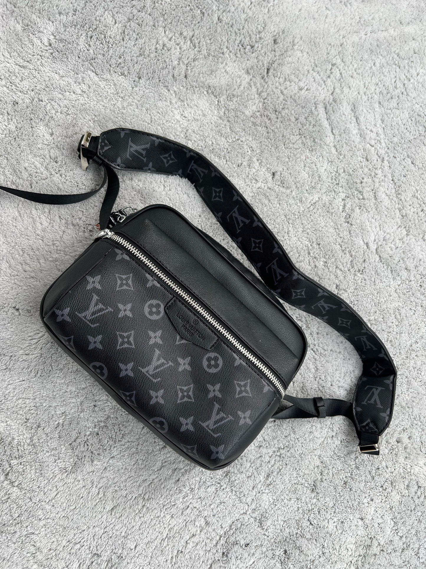 BANDOLERA LV negra logos grises
