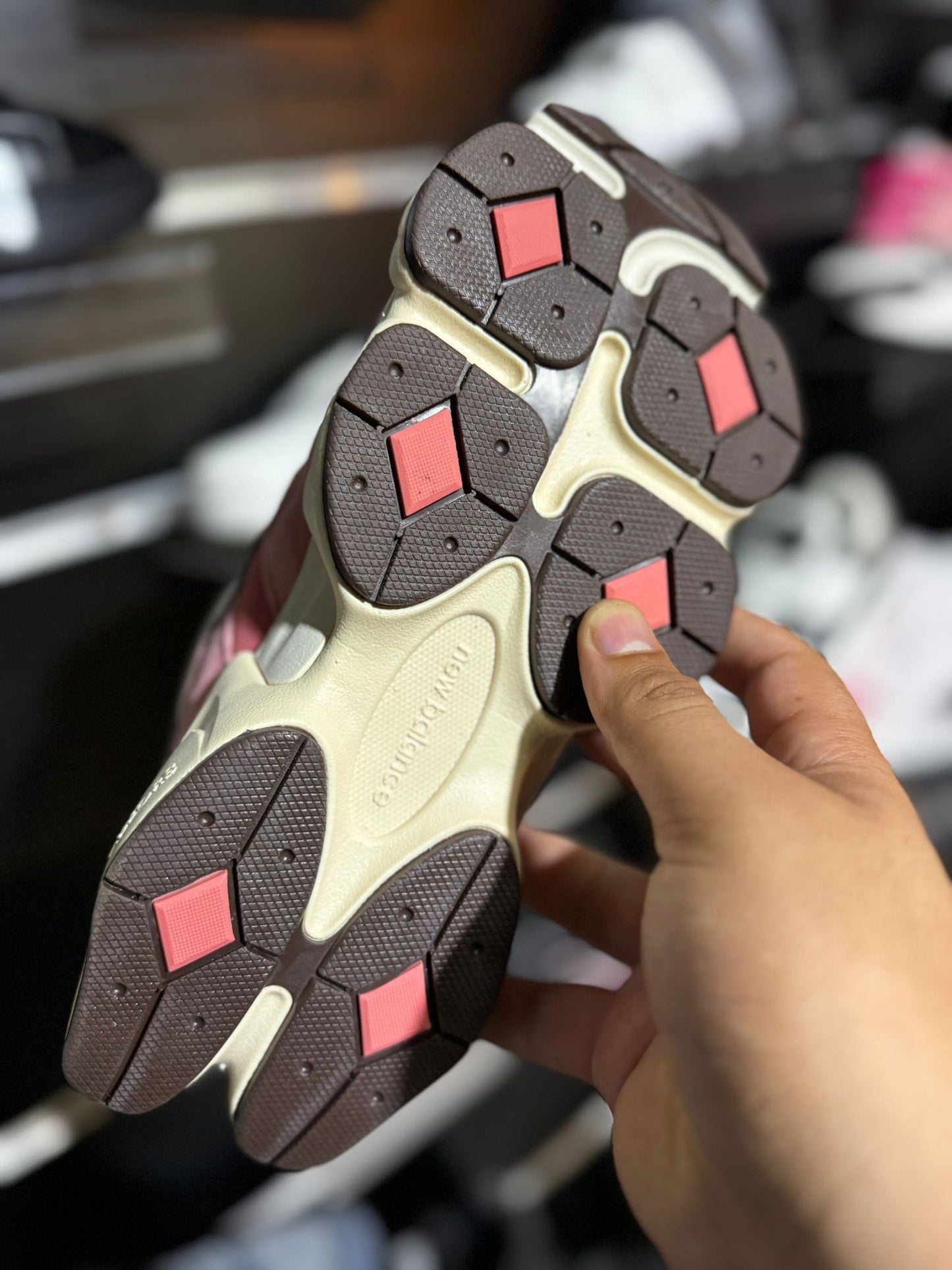 New Balance 9060 rosas detalles marrones logo gris