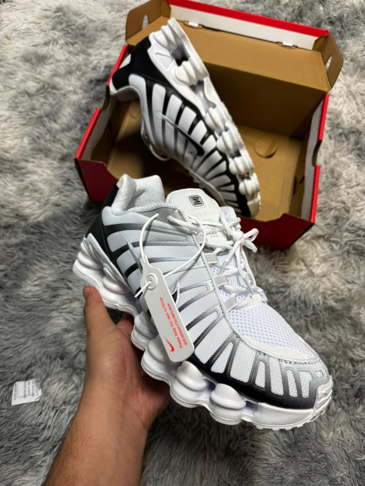 Shox blancas y negras logo negro