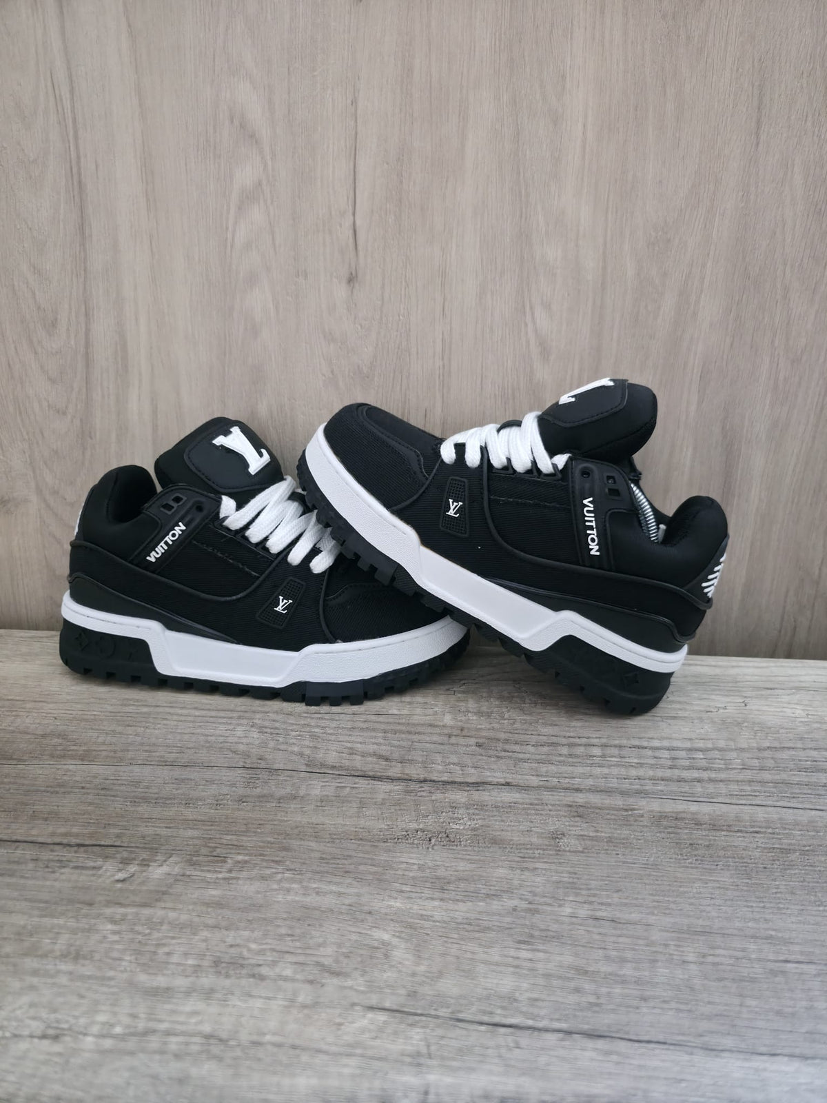 Lv trainer negra suela blanca