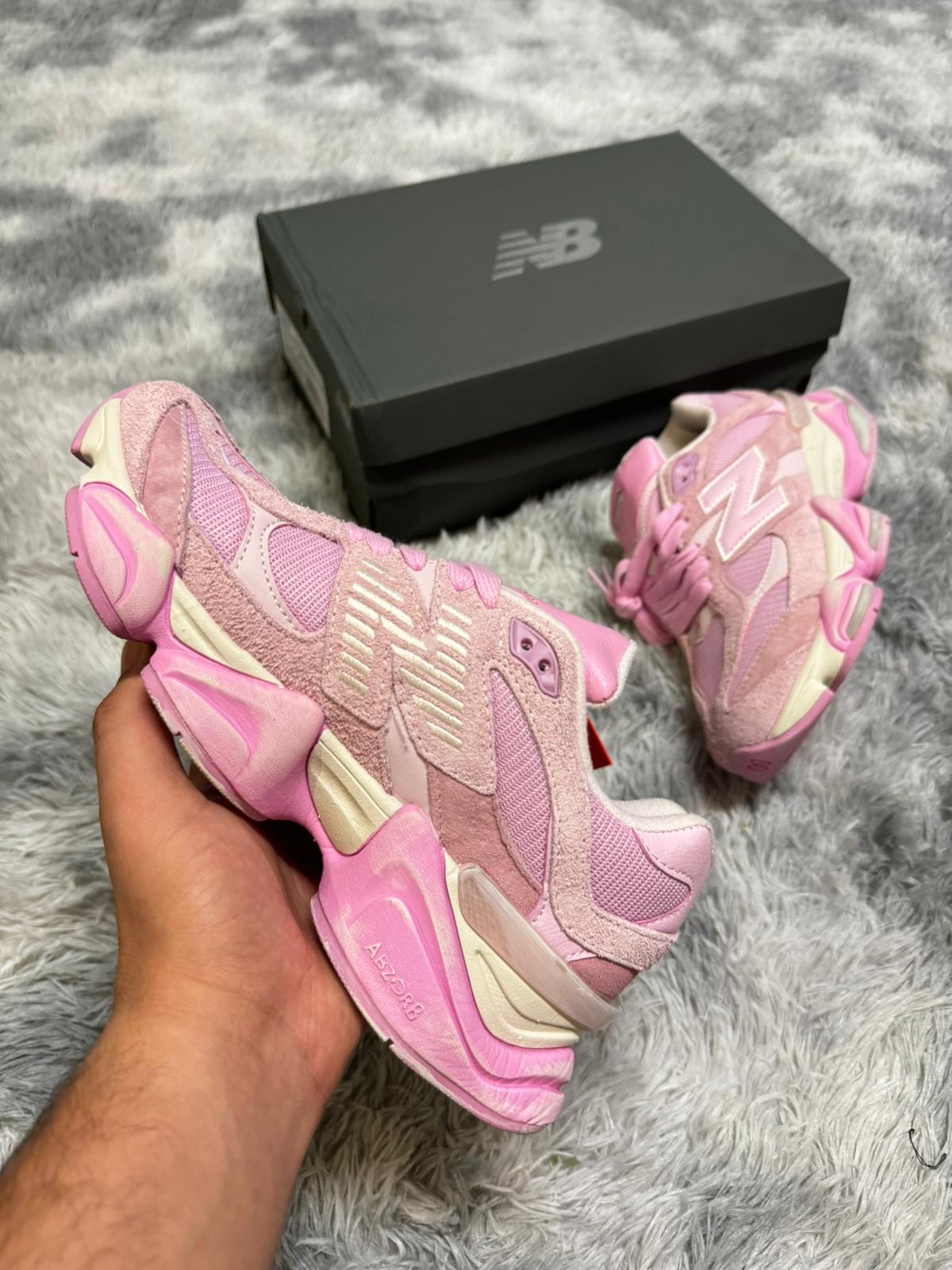 New Balance 9060 rosas detalles crema