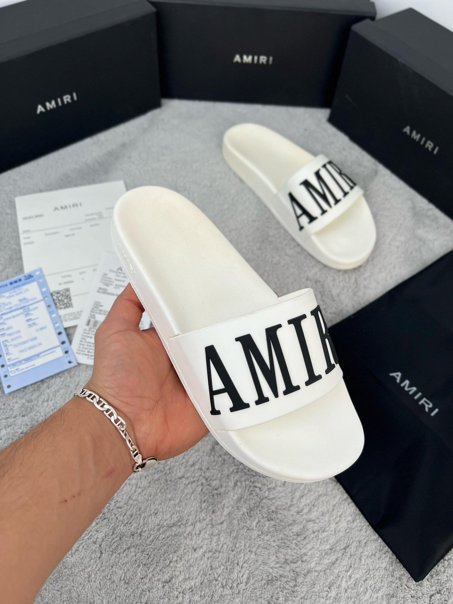 Chancla Amiri blanca logo negro