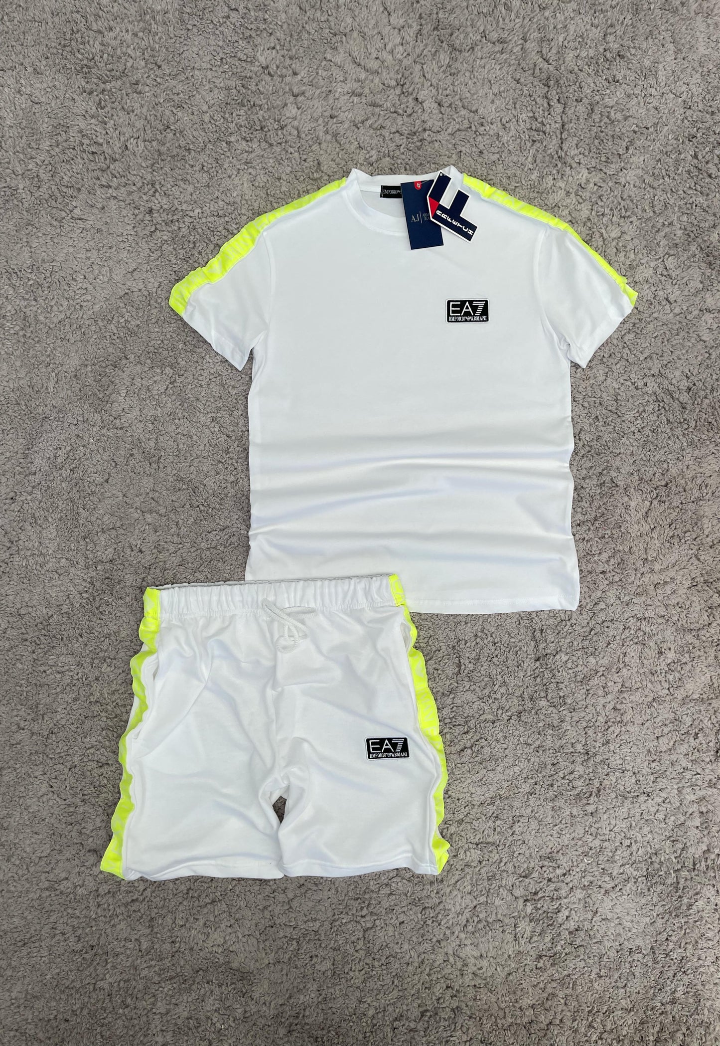 CONJUNTO ARMANI BLANCO LOGO GRIS detalles amarillos