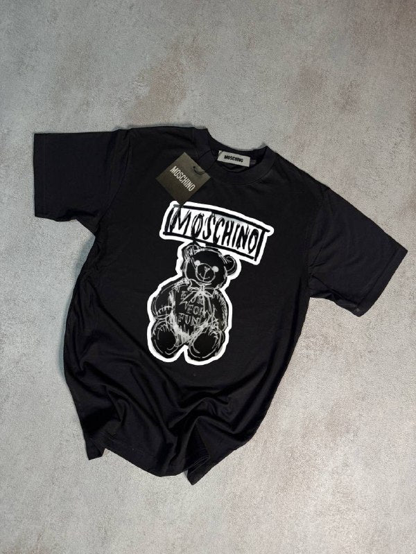 Camiseta Moschino negro logo negro y blanco en medio oso