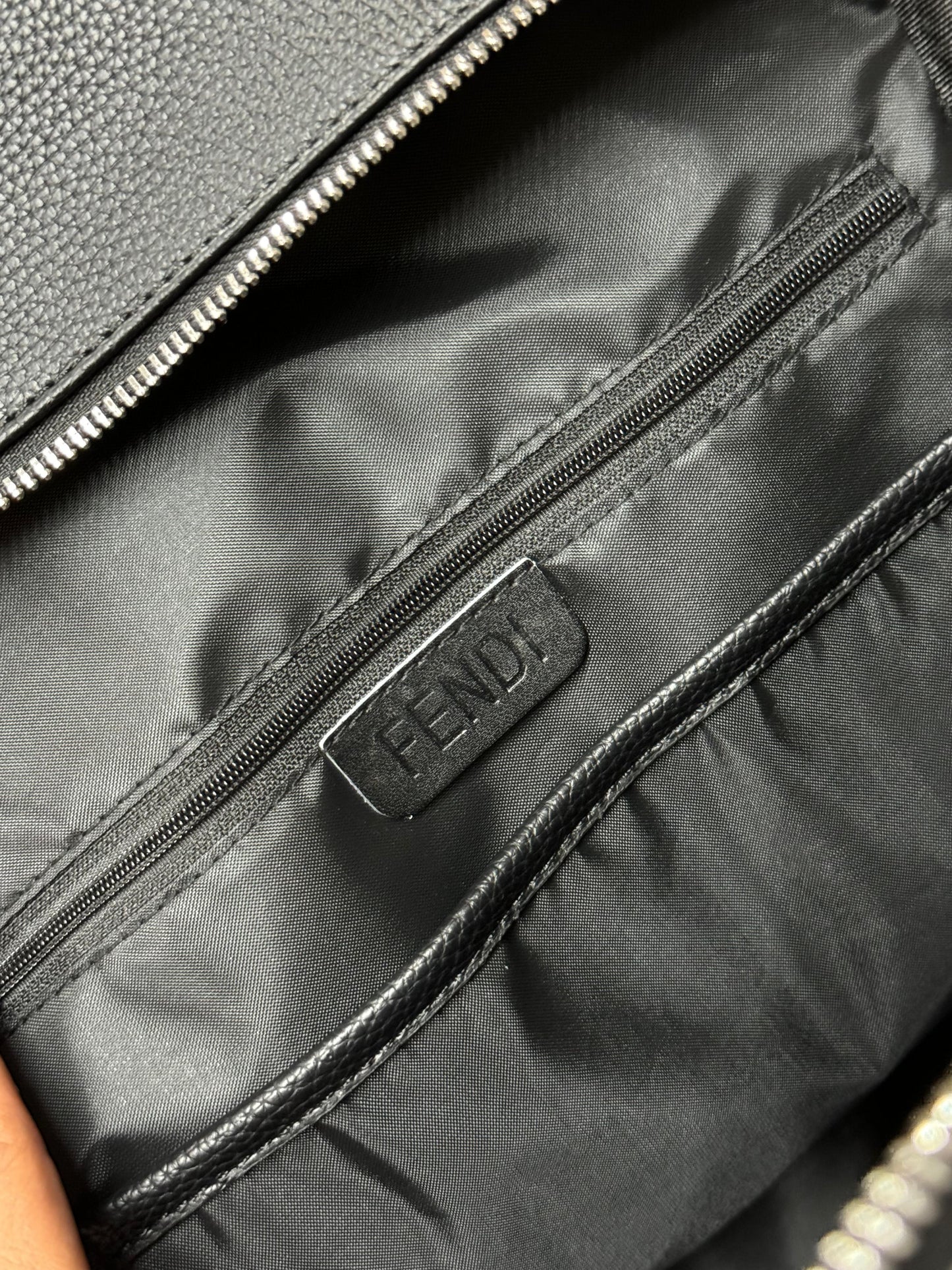 Mochila fendi negra logo amarillo