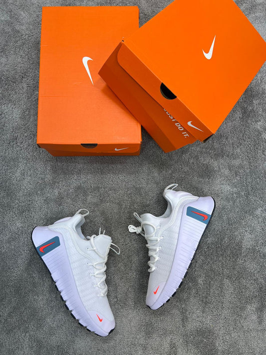 Nike Free Metcon bancas logo naranja detalles azules