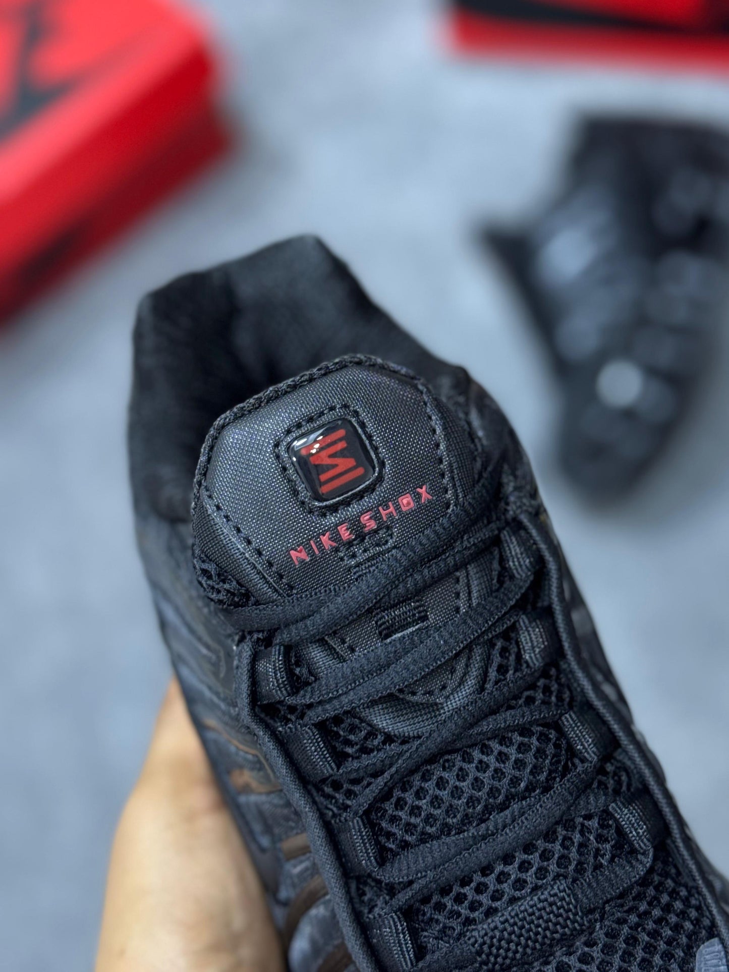 Shox negras logo rojo