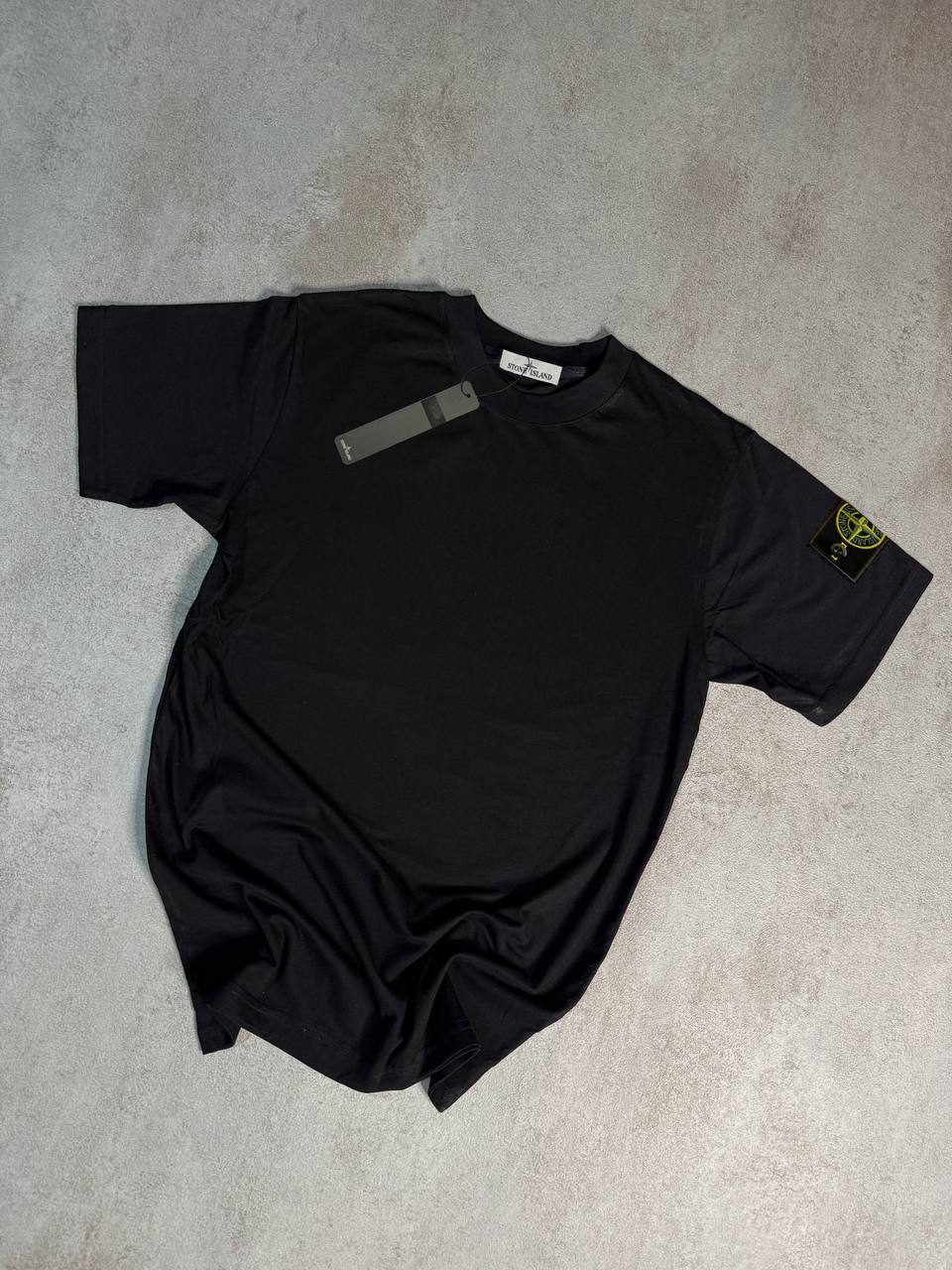 Camiseta Stone Island negra logo en manga