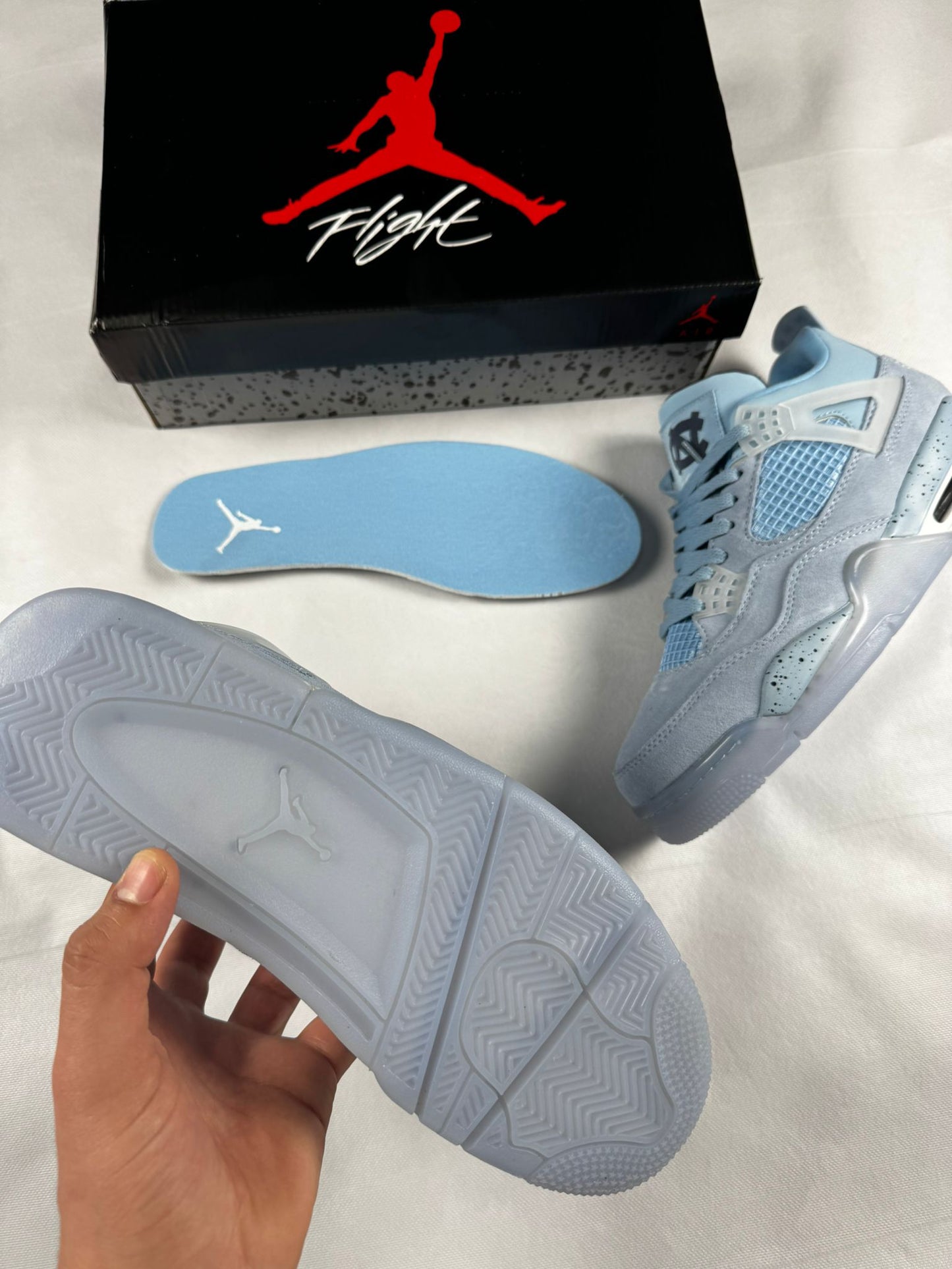 Jordan 4 azul detalles blancos