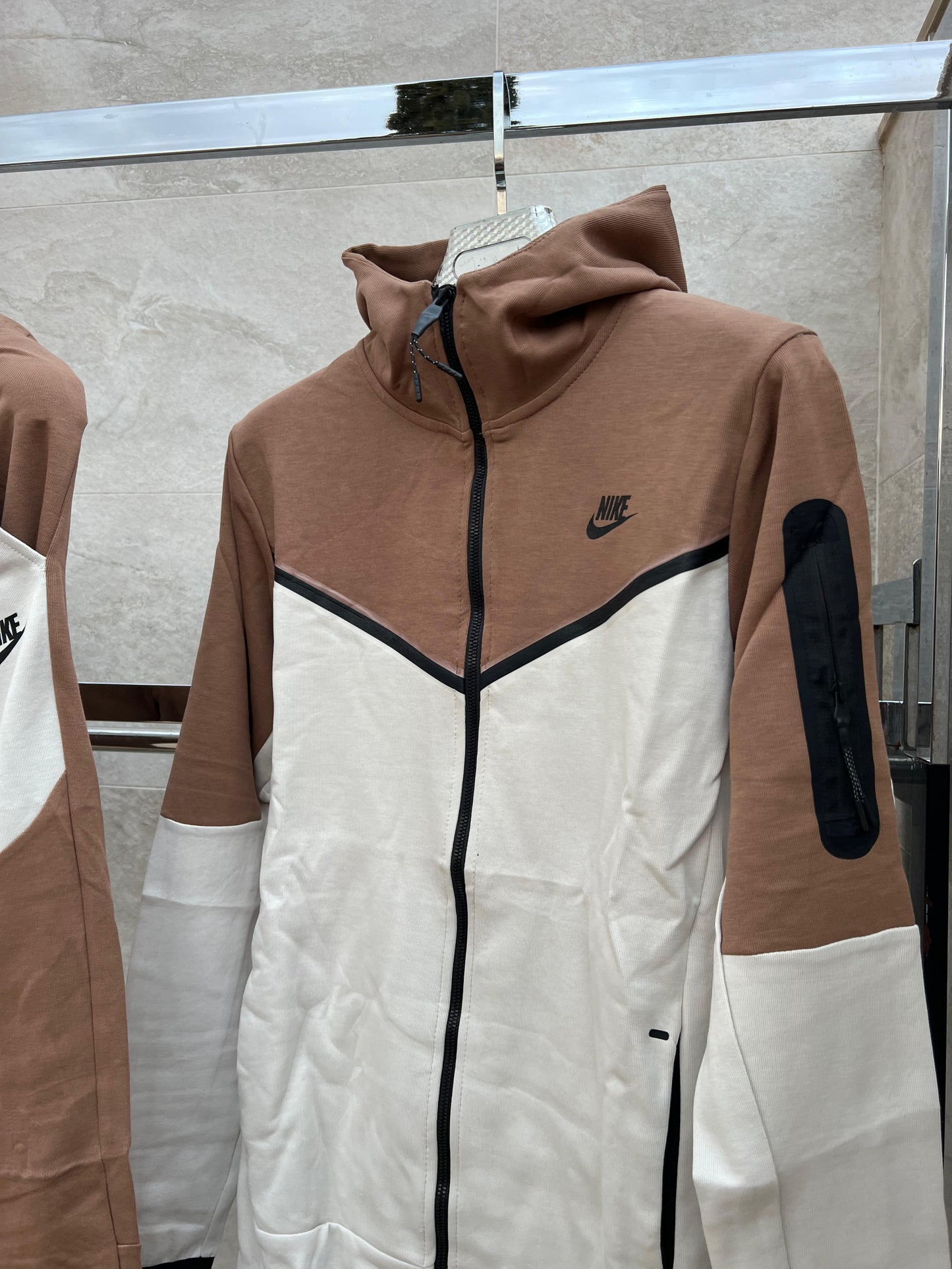 Nike tech marron y blanco lineas negras