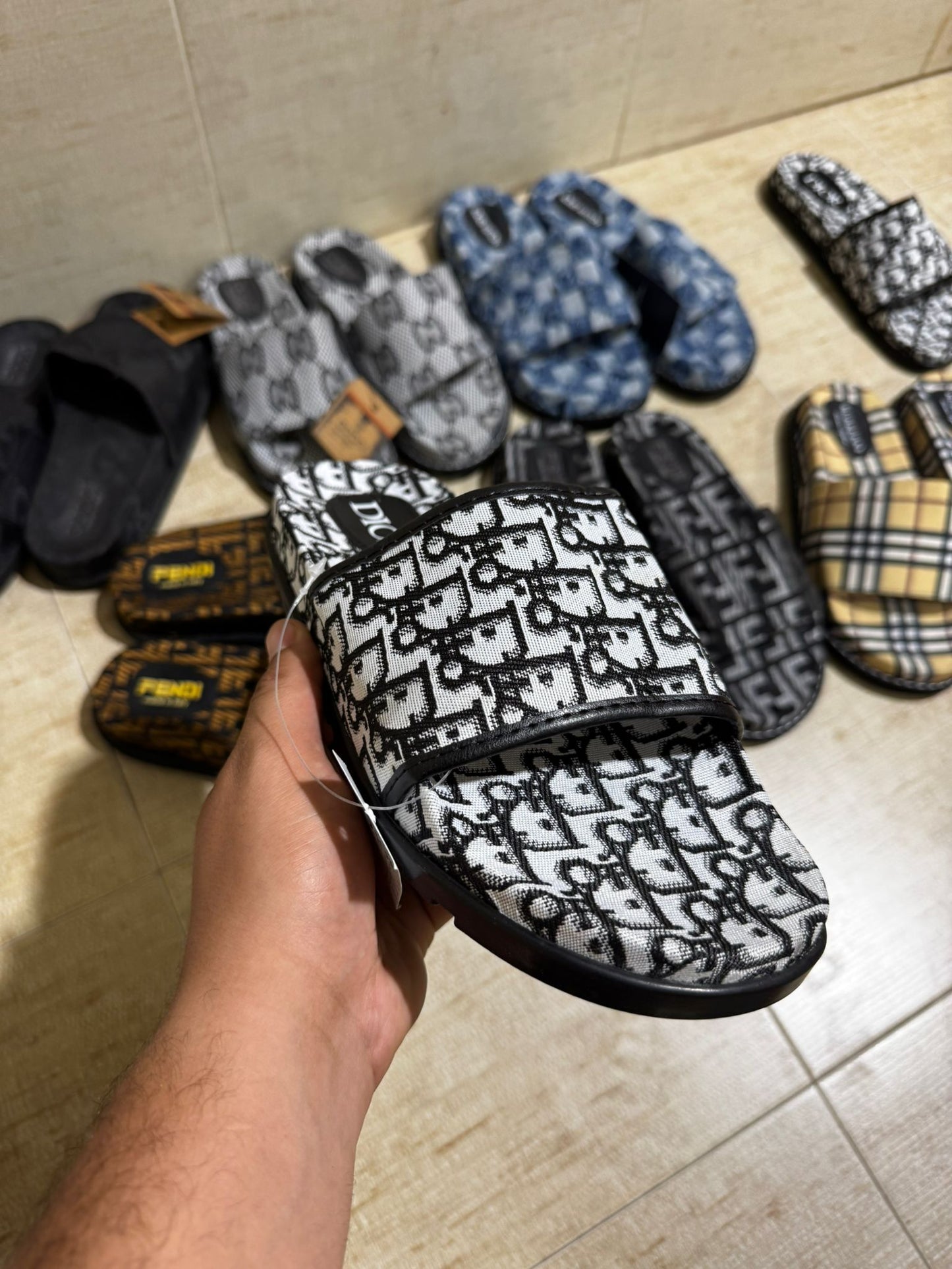 Chanclas Dior logos negros