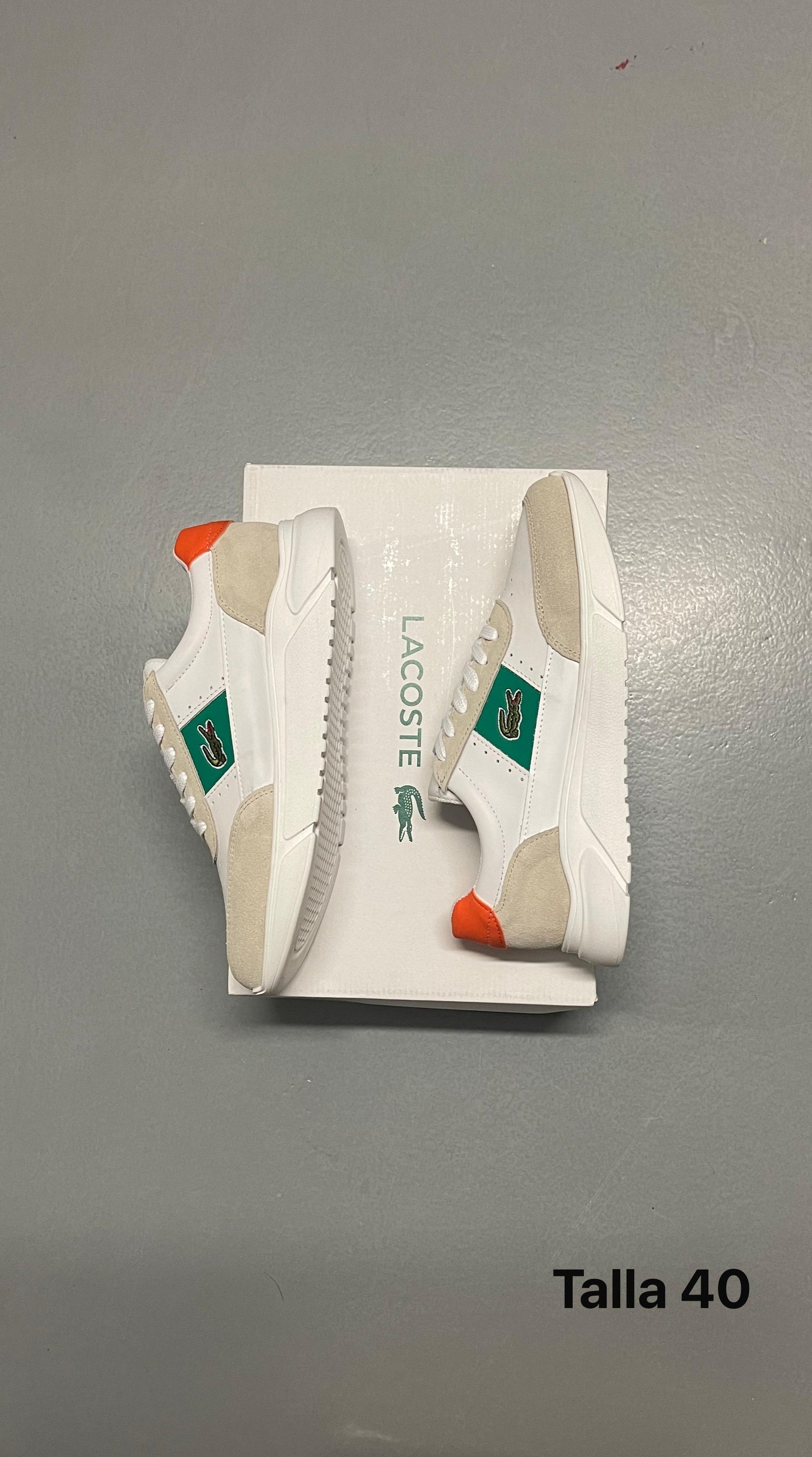 Lacoste blancas logo verde detalles naranjas