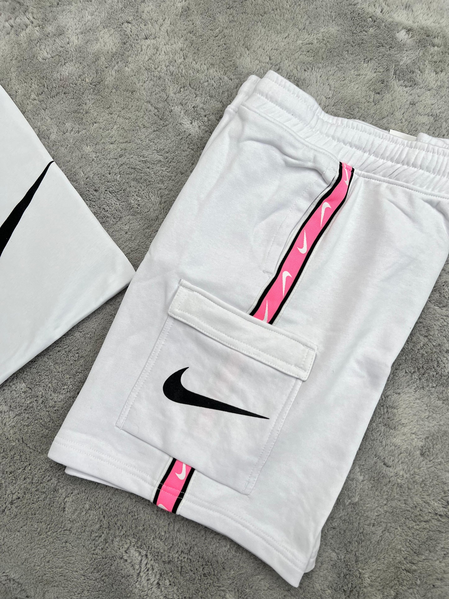 Conjunto corto blanco nike logo negro detalles rosas