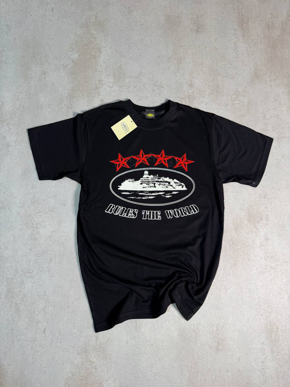 Camiseta Corteiz negro logo blanco detalles rojos
