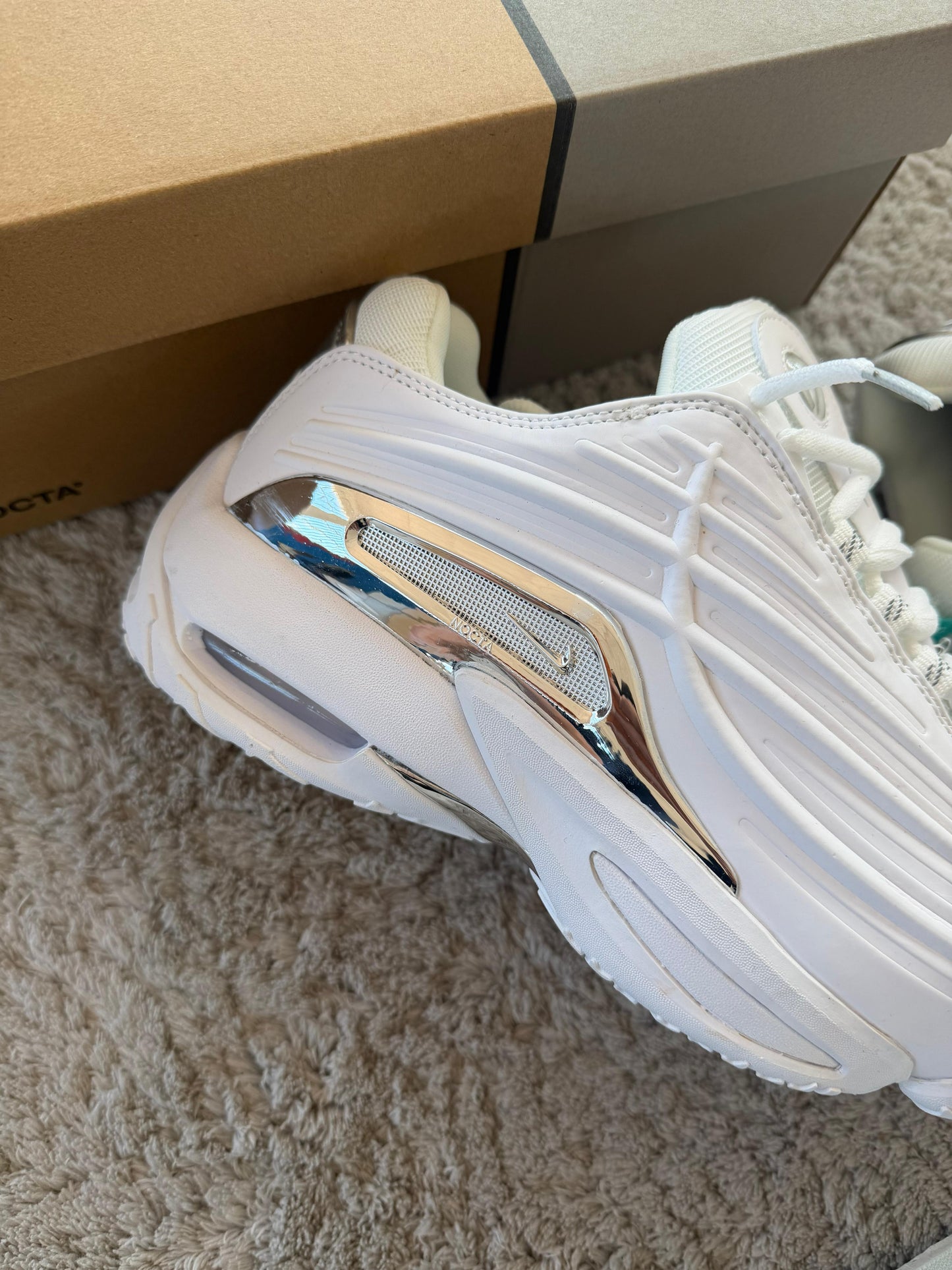 Nike nocta Hot Step II blancas logo plateado