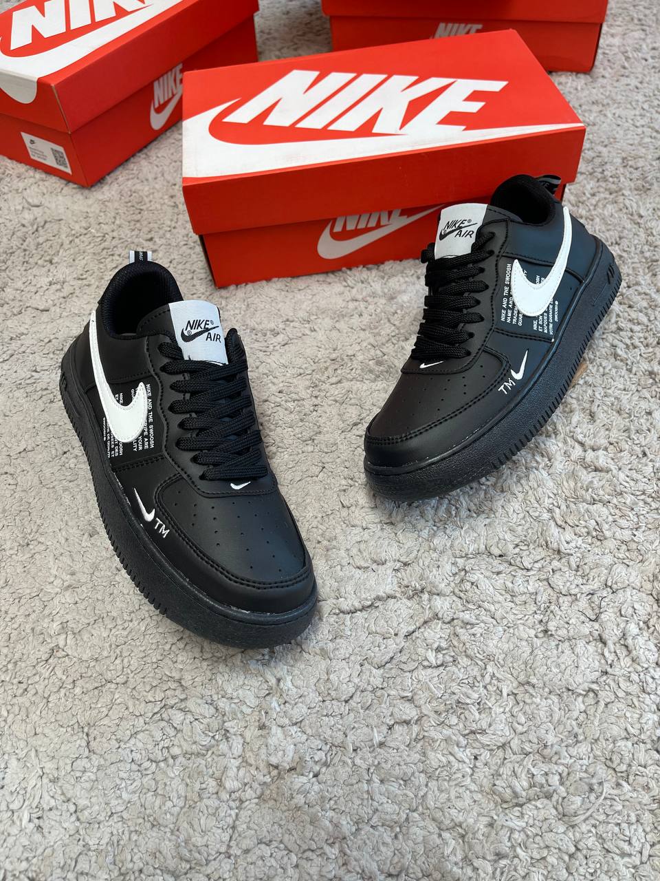 AIR FORCE 1 negro logo blanco detalles blancos