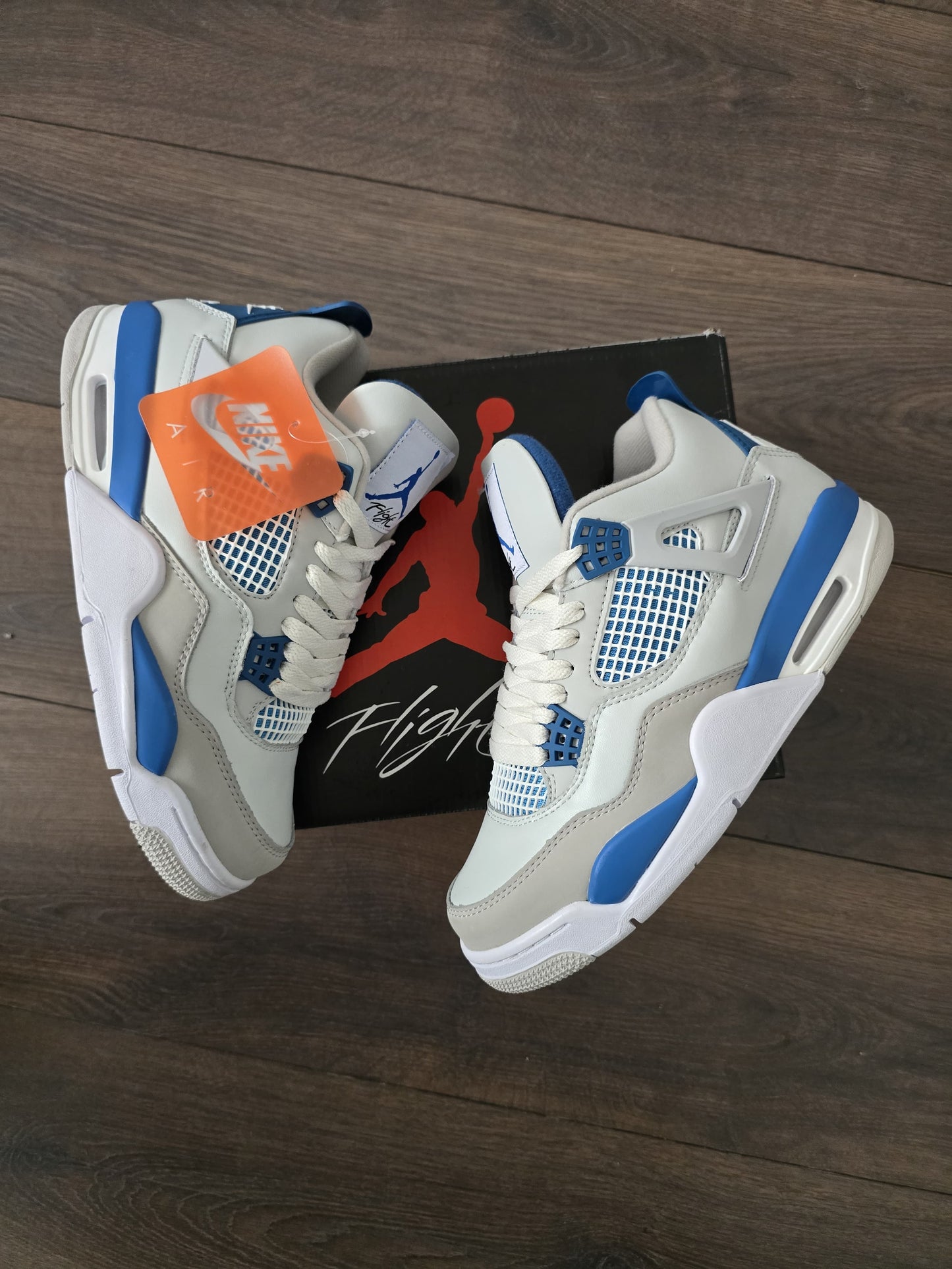 Jordan 4 blanca azul