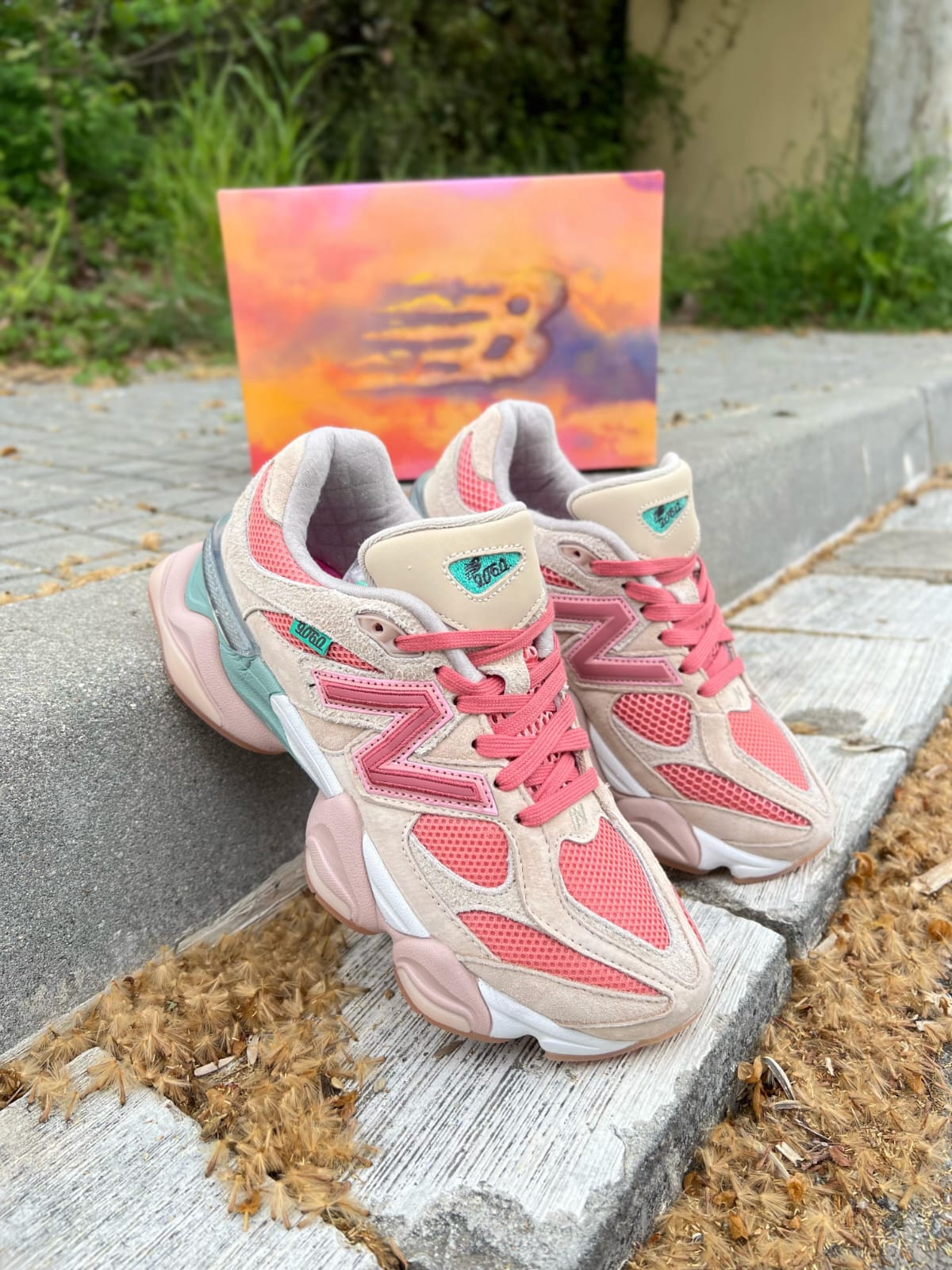 NEW BALANCE 9060 beige y rosas detalles azules