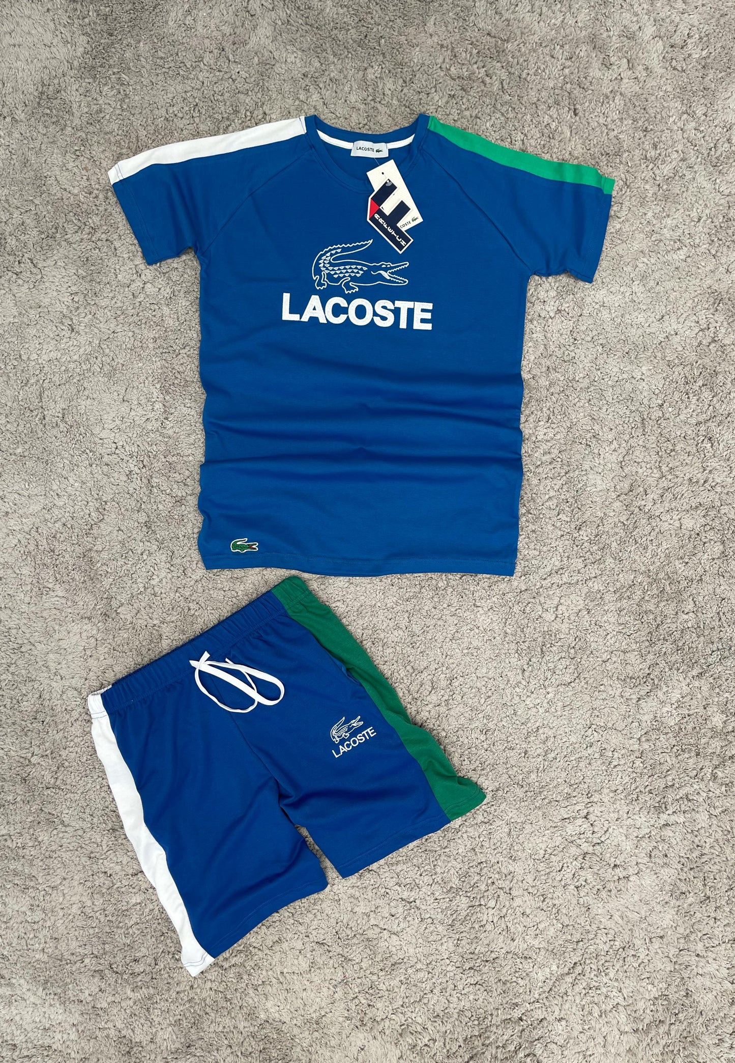 CONJUNTO LACOSTE azul logo blanco detalles verdes