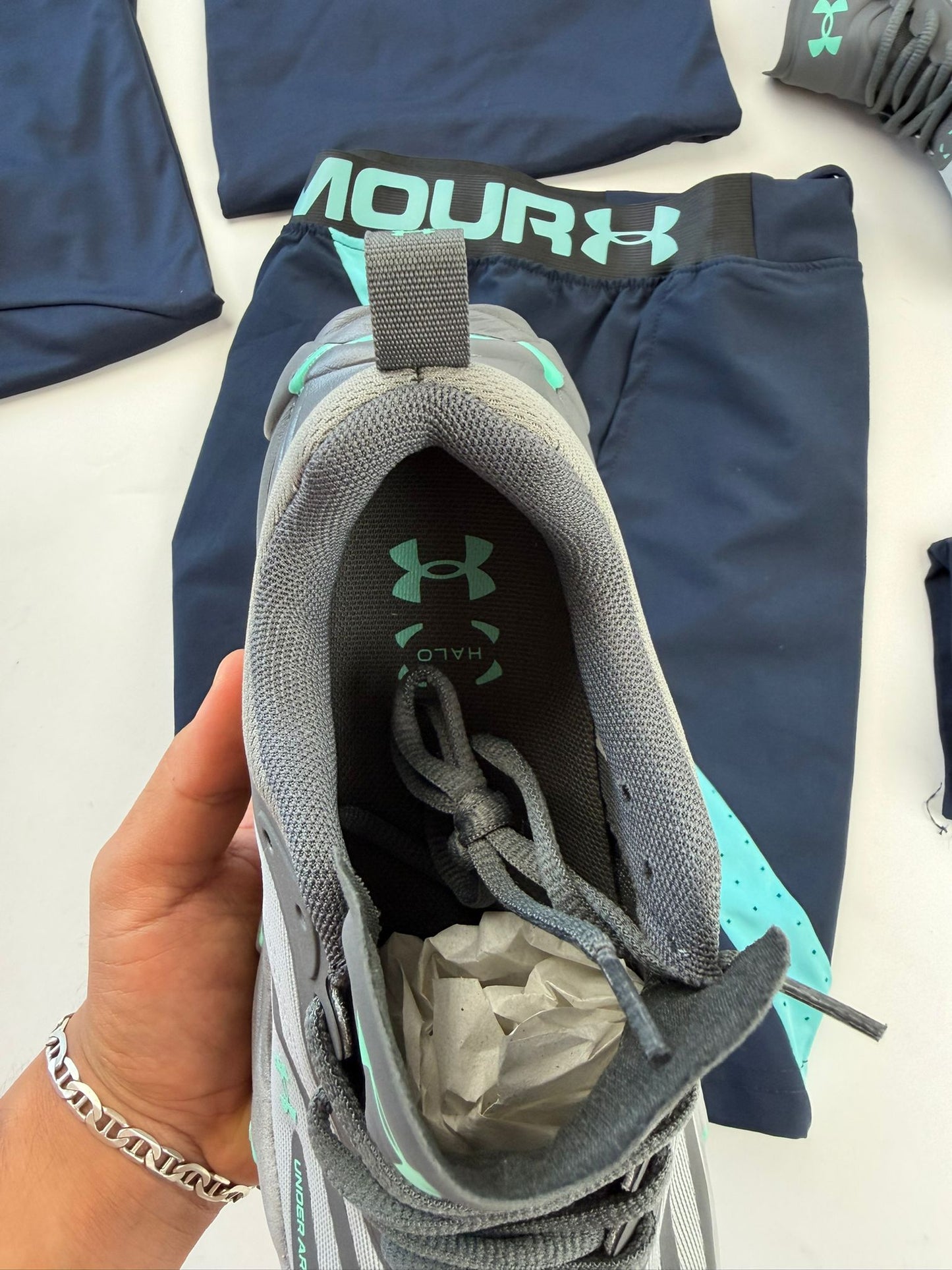 UNDER ARMOUR UA HOVER REACTOR grises logo azul claro