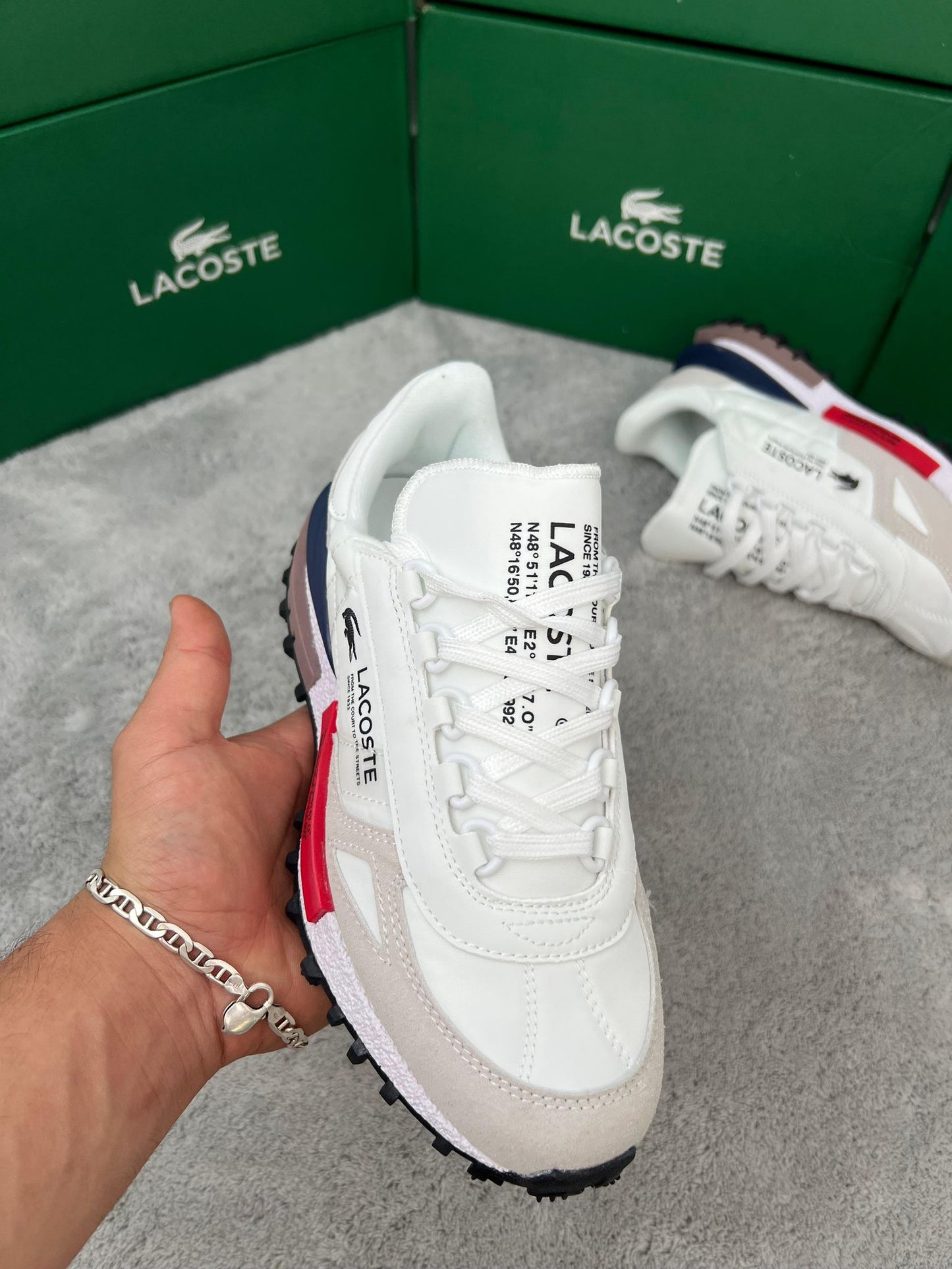 Zapatillas Lacoste Elite Active bllancas logo negro detalles azules y rojos