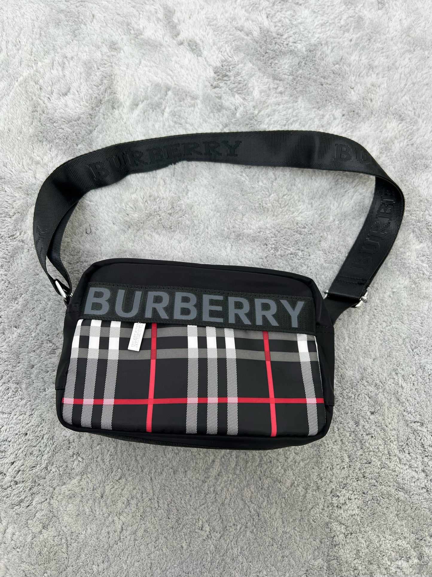 BANDOLERA burberry negra logo gris