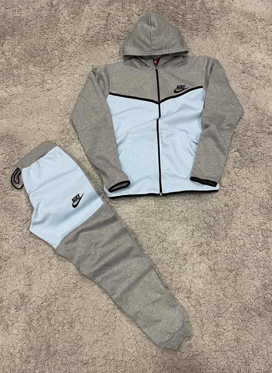 Nike Tech gris y azul claro logo negro lineas negras