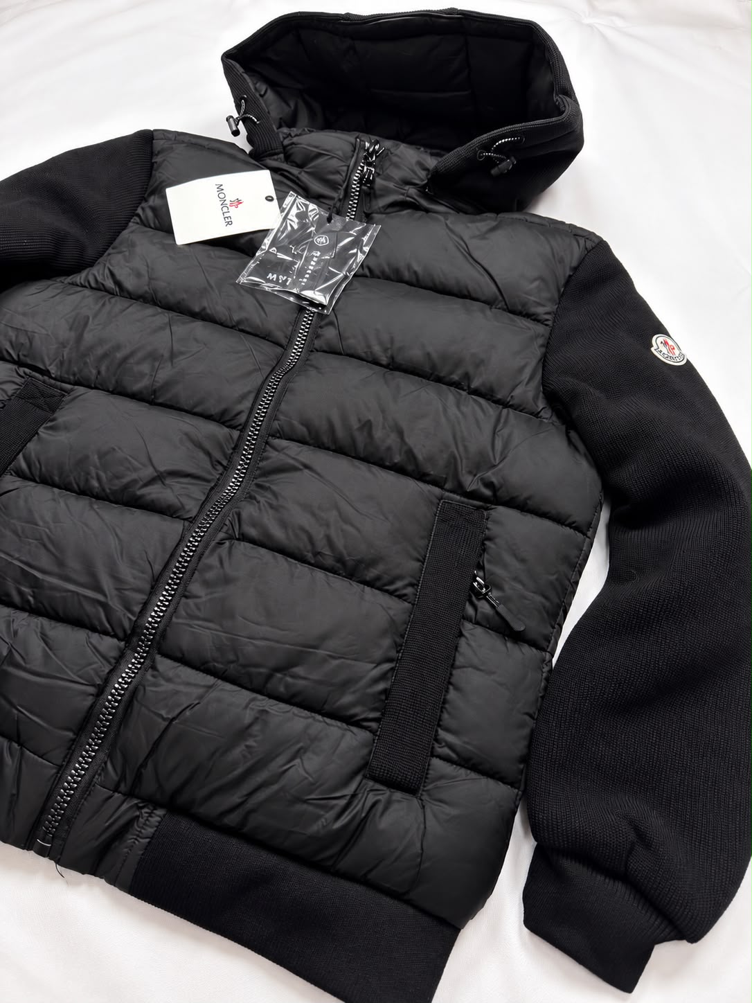 Chaqueta moncler negra logo manga