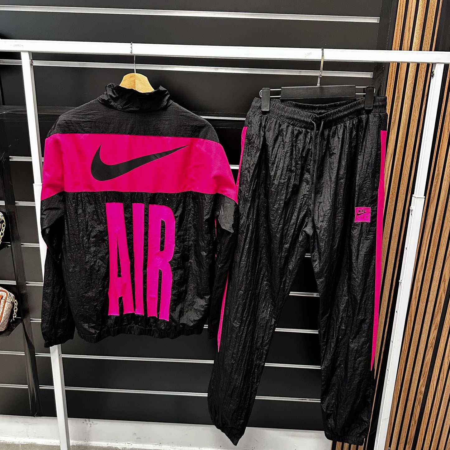 Chandal Nike negro logo rosa lineas rosas